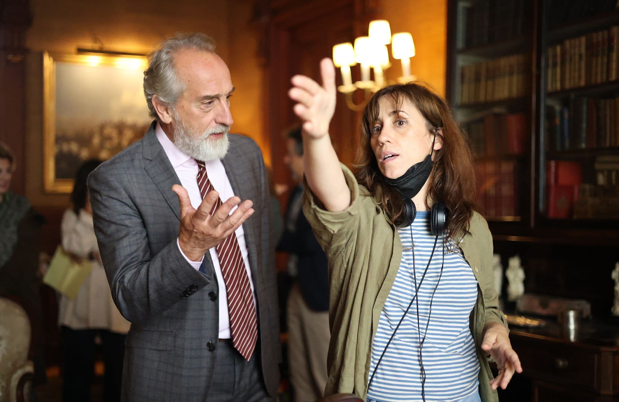 La directora de 'El favor', Juana Macías, dándole instrucciones durante el rodaje de 'El favor' a Gonzalo de Castro