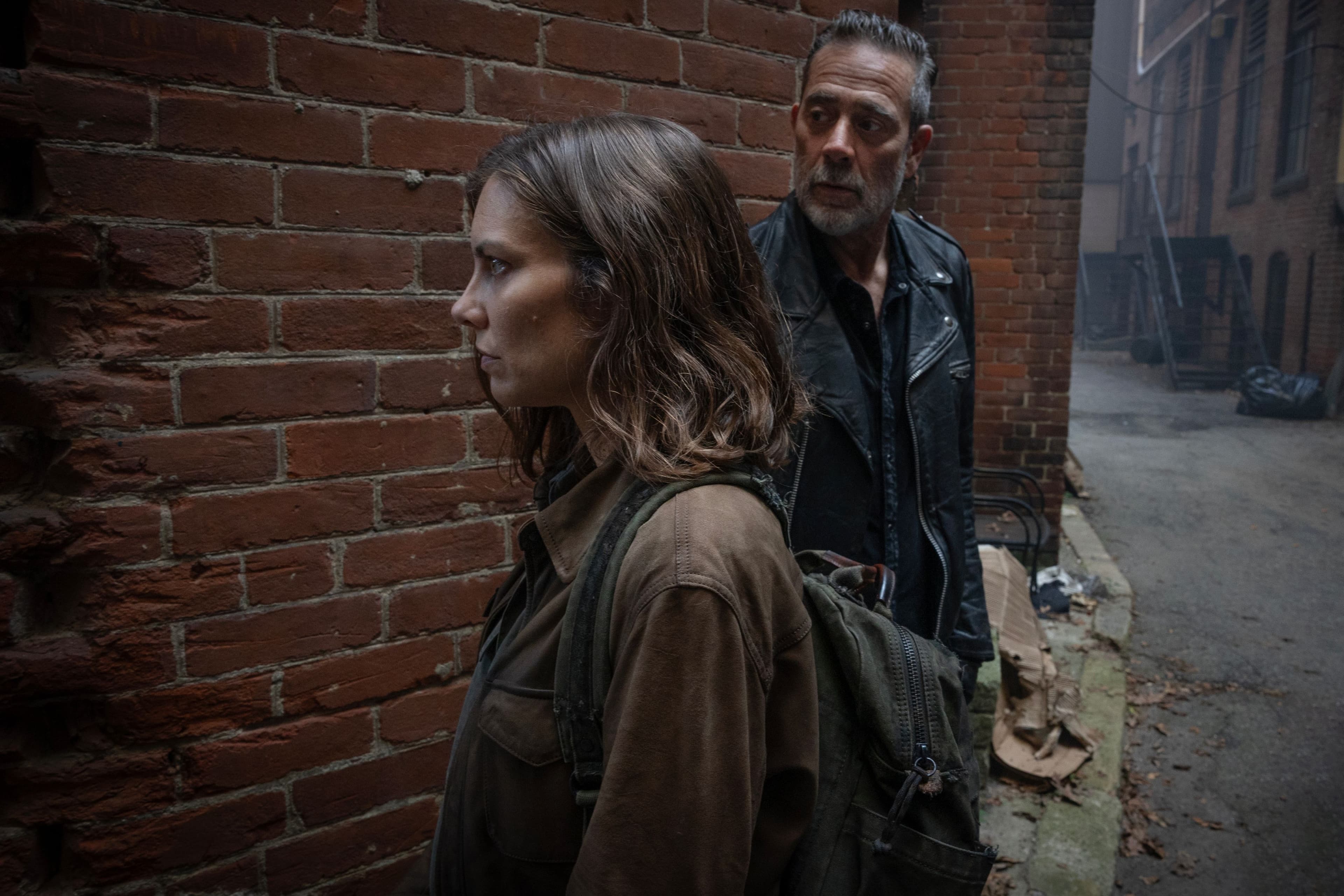 Los actores Lauren Cohan y Jeffrey Dean Morgan en un fotograma de la tercera temporada de 'The Walking Dead: Dead City'