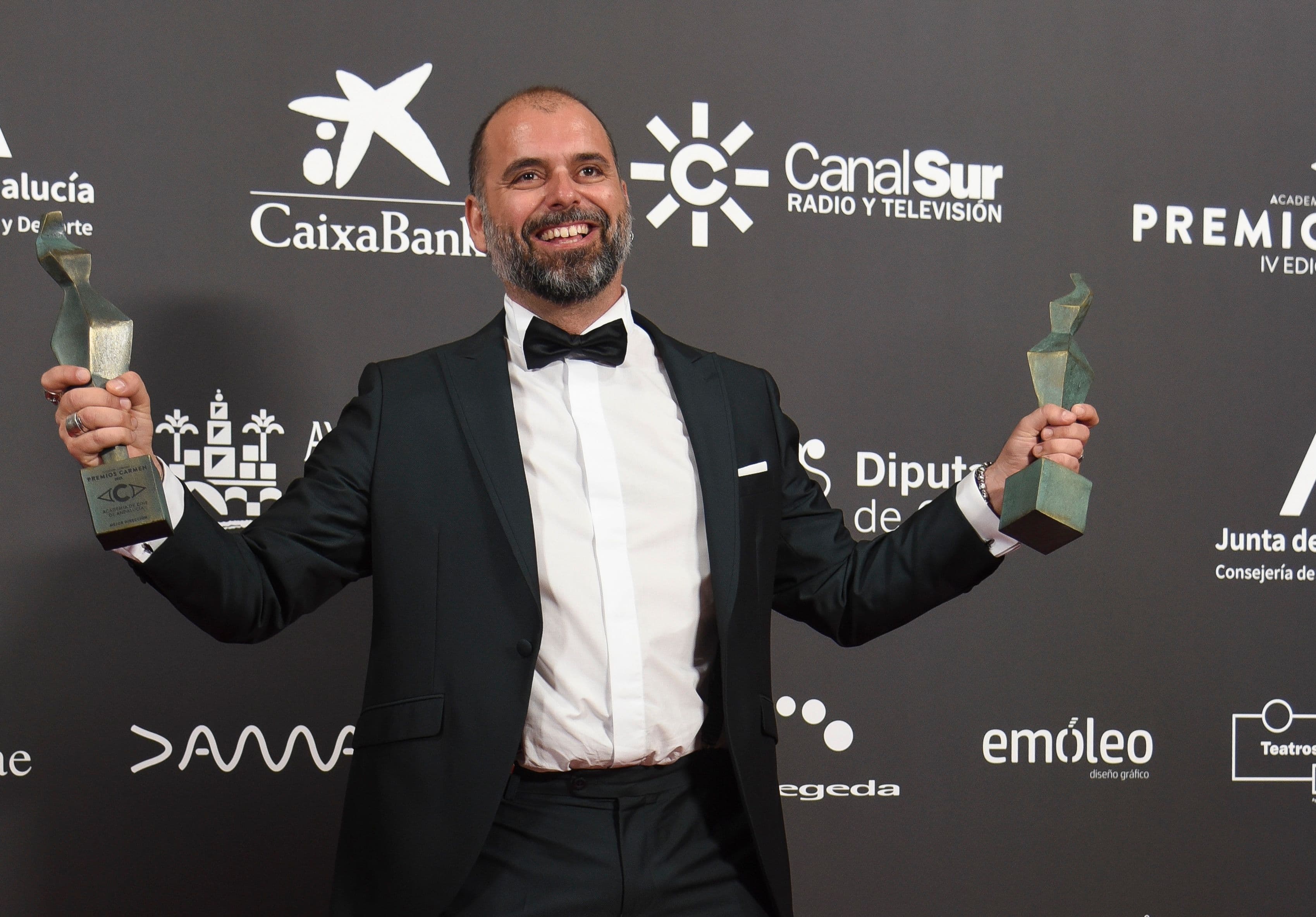 Alexis Morante posa con los premios Carmen 2025 a Mejor Dirección y Mejor Guion adaptado