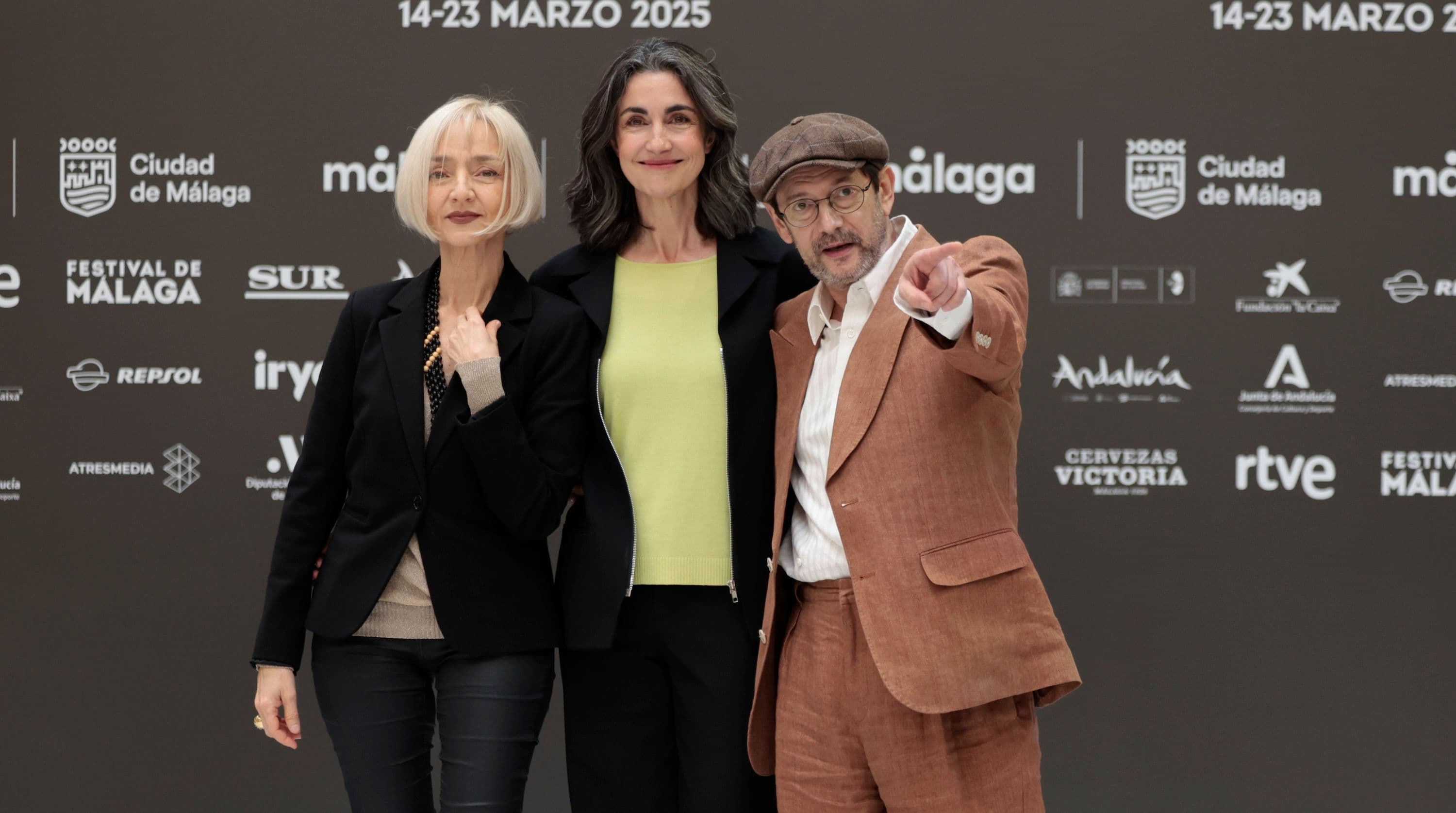 María de Medeiros, la directora Avelina Prat y Manolo Solo, en el photocall de 'Una quinta portuguesa' durante el Festival de Málaga 2025