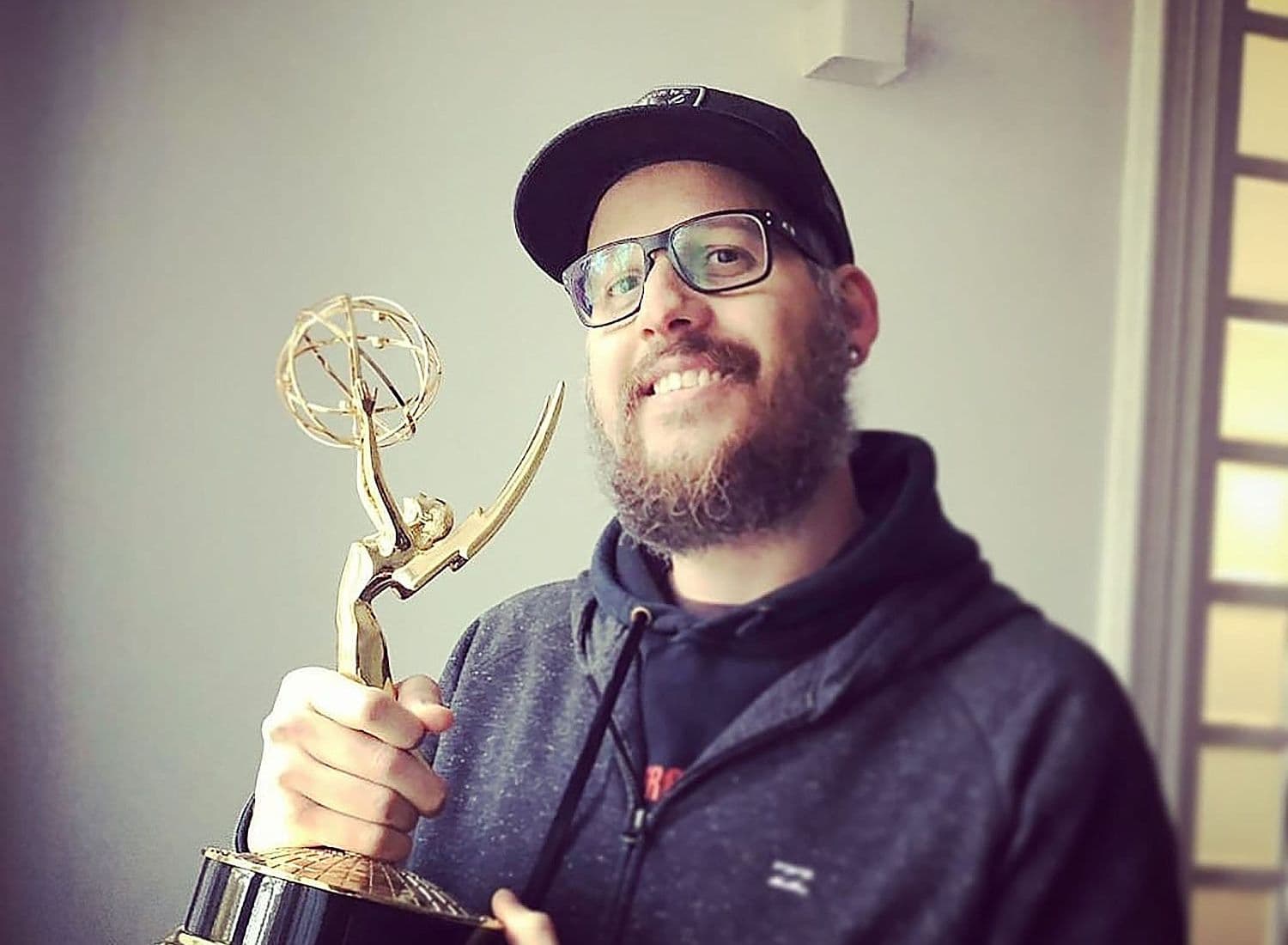 Carlos Parmentier, con el Emmy ganado por 'El Ranchito' por 'Juego de tronos'