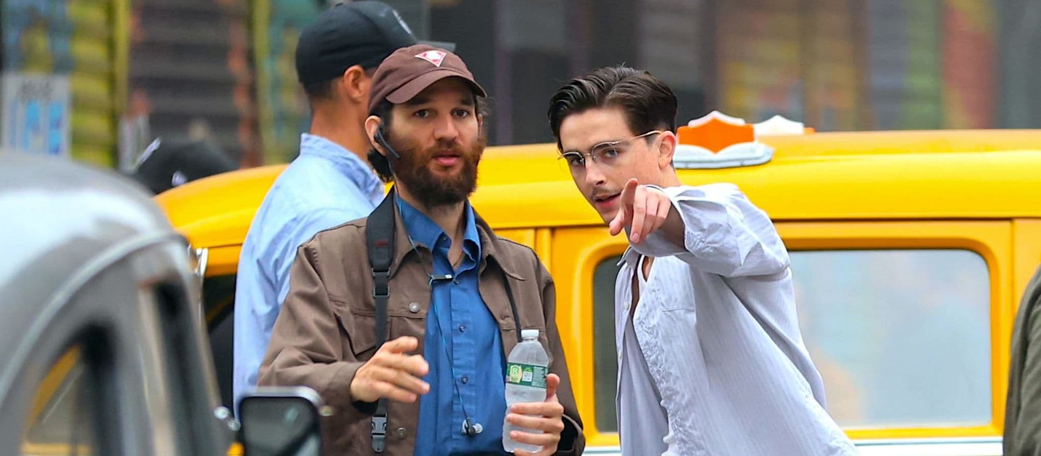 El director Josh Safdie escucha al actor Timothée Chalamet durante el rodaje de 'Marty Supreme'