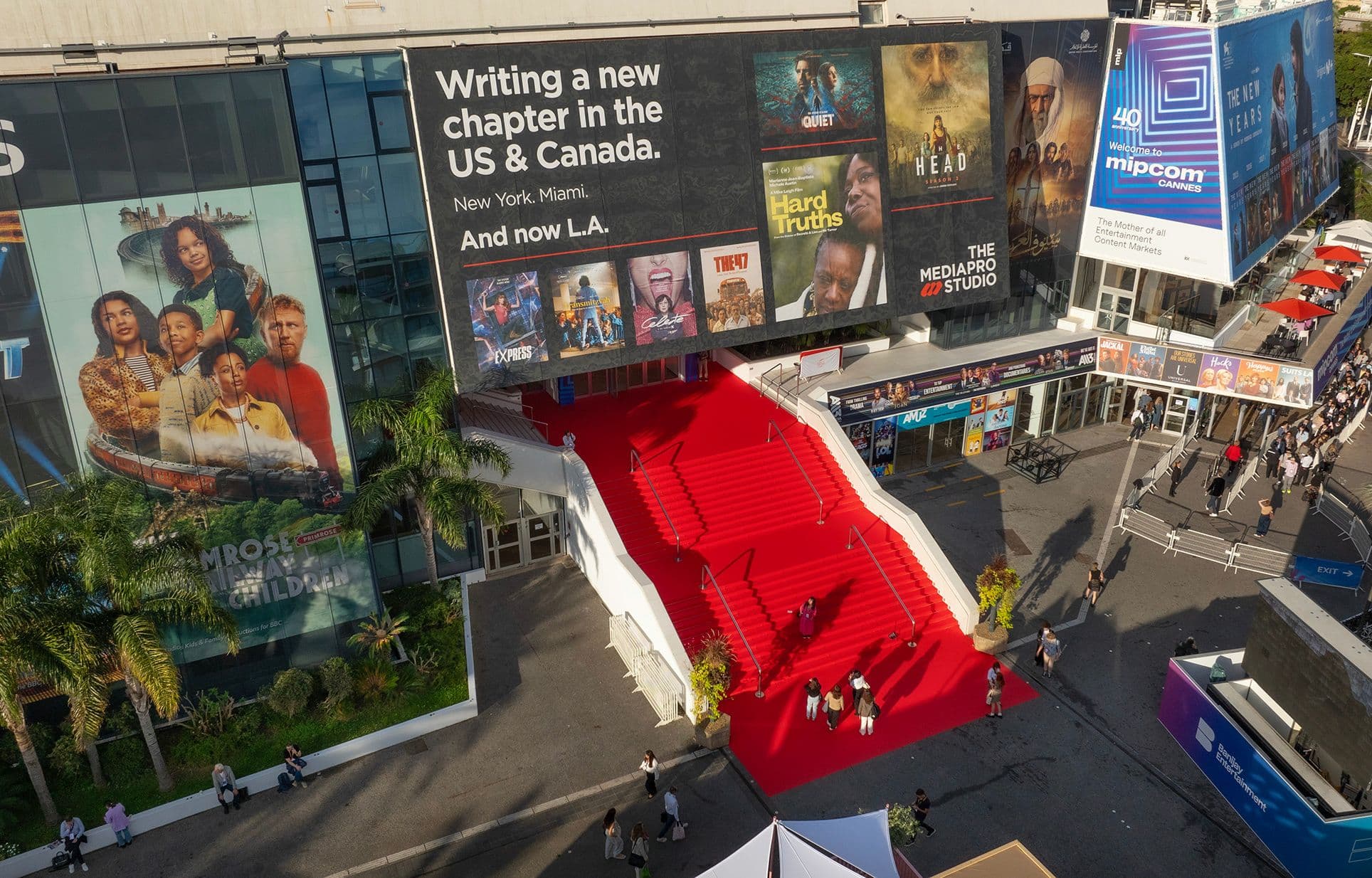 Imagen de la entrada al Palais des festivals de Cannes durante el MIPCOM 2024