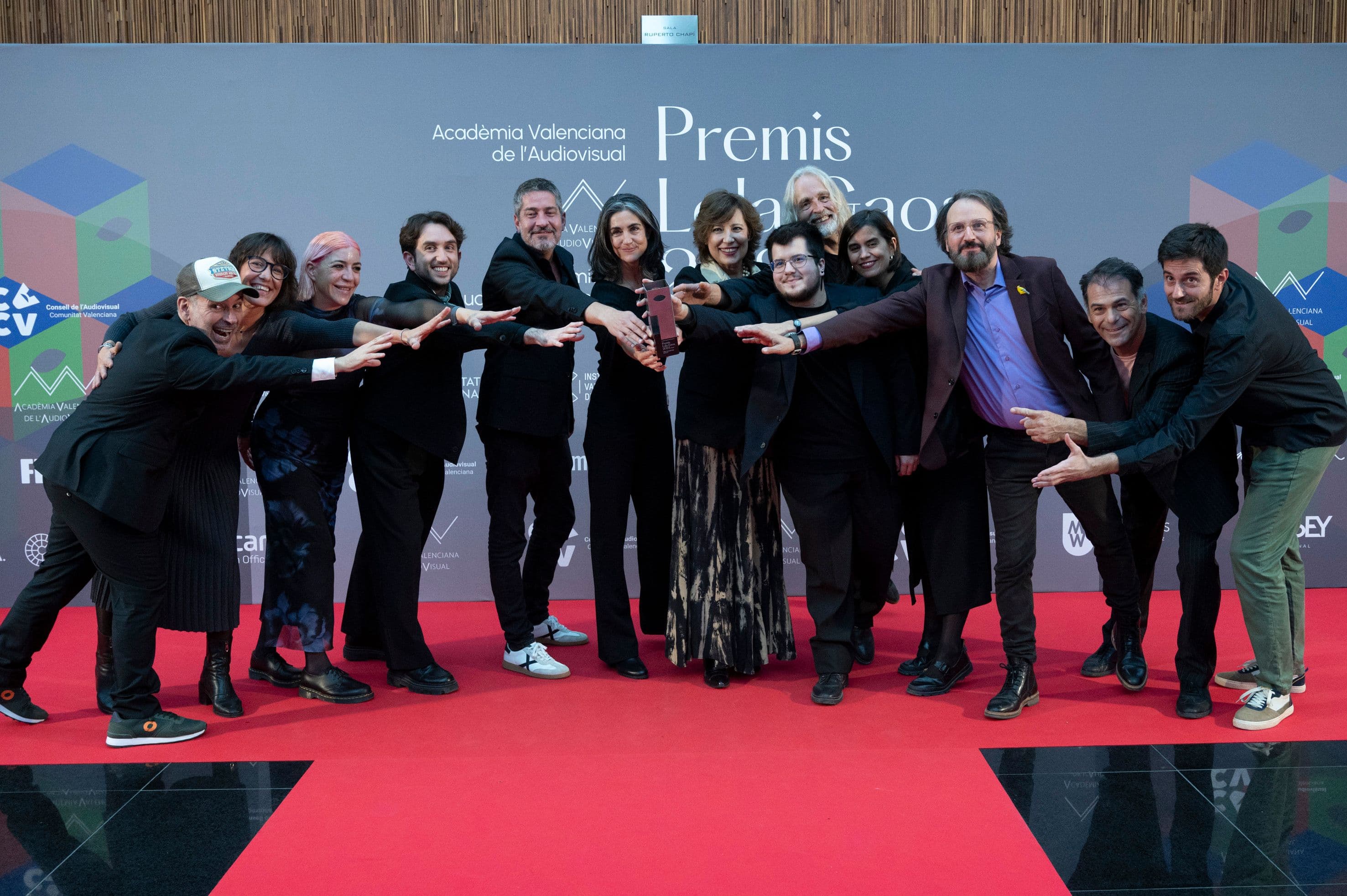 El equipo de 'Una quinta portuguesa', con Avelina Prat en el centro, en los Premios Lola Gaos 2025