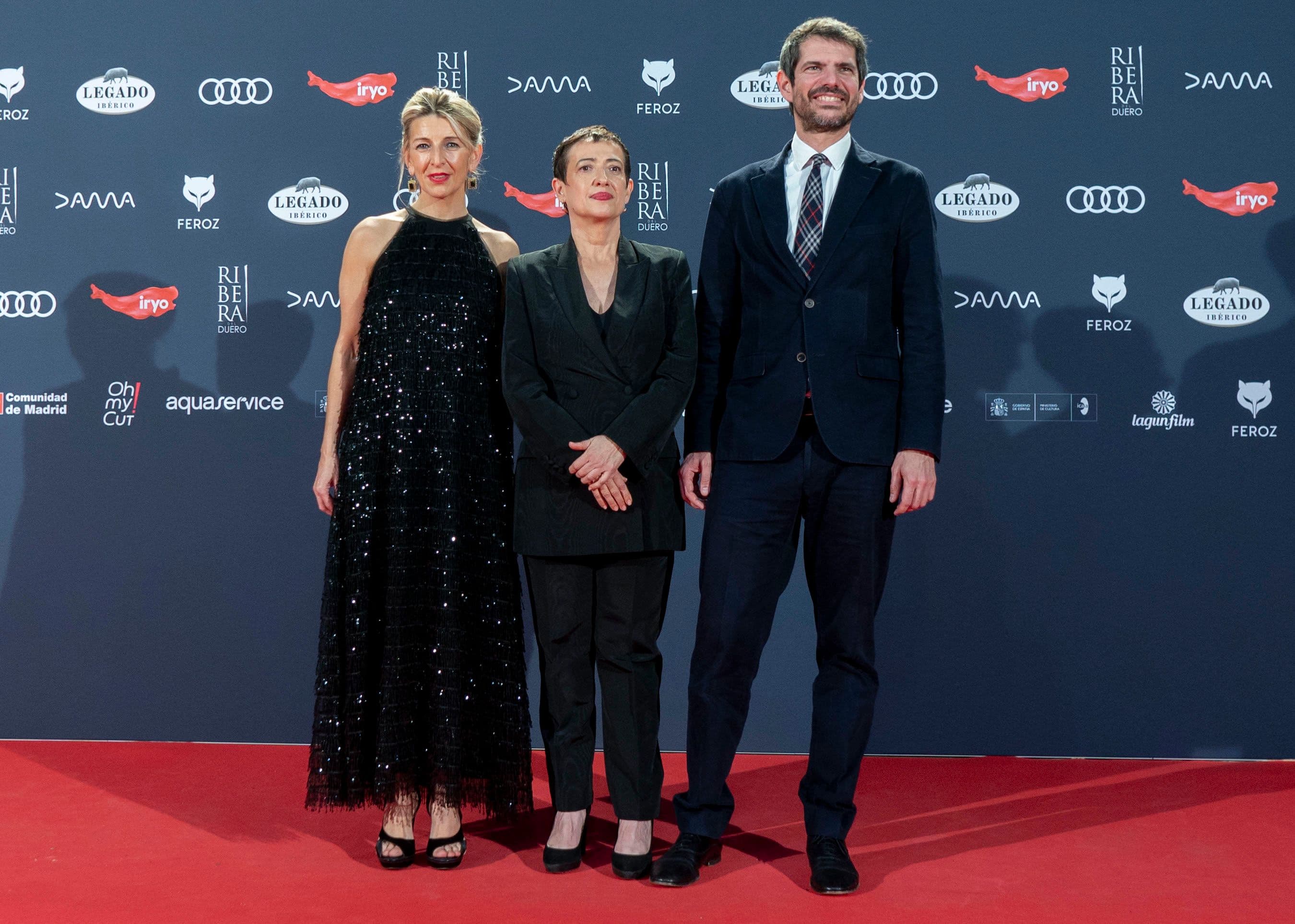 La vicepresidenta segunda del Gobierno, Yolanda Díaz, la presidenta de AICE, María Guerra, y el ministro de Cultura, Ernest Urtasun, en los Premios Feroz 2024