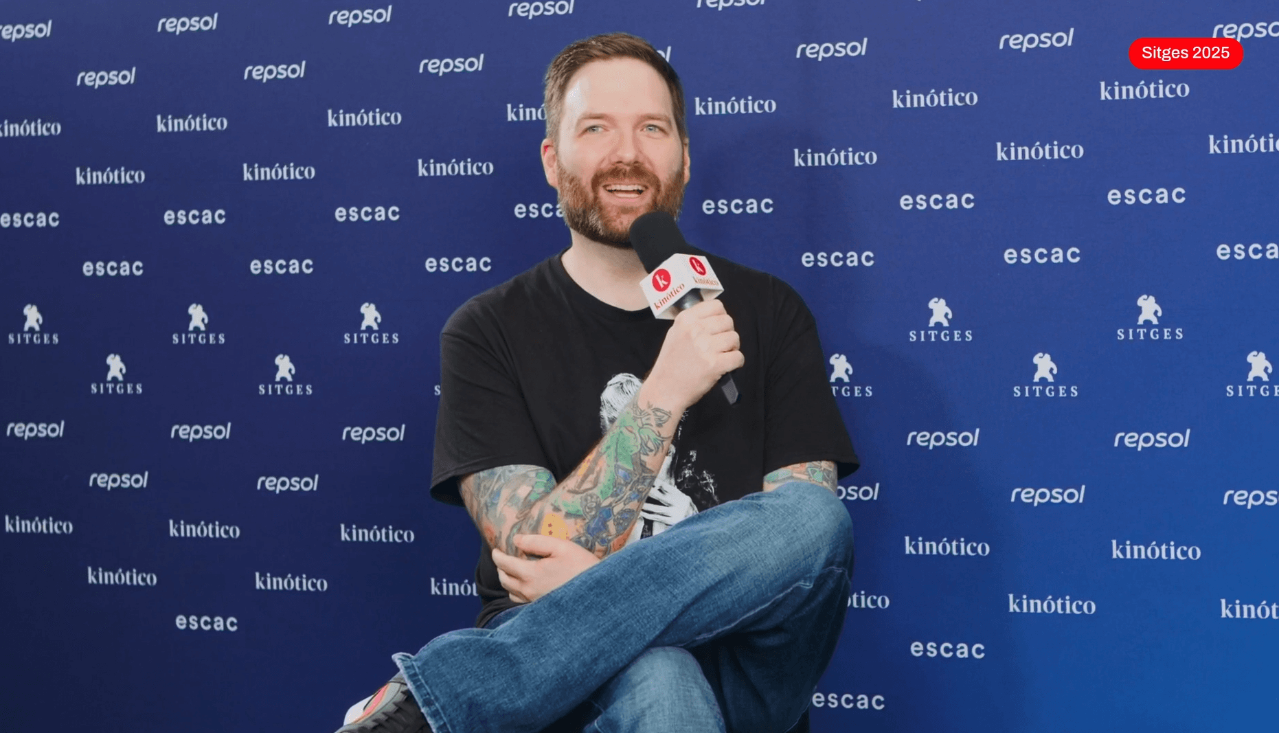 El director Chris Stuckmann en el set de Kinótico en el Festival de Sitges 2025