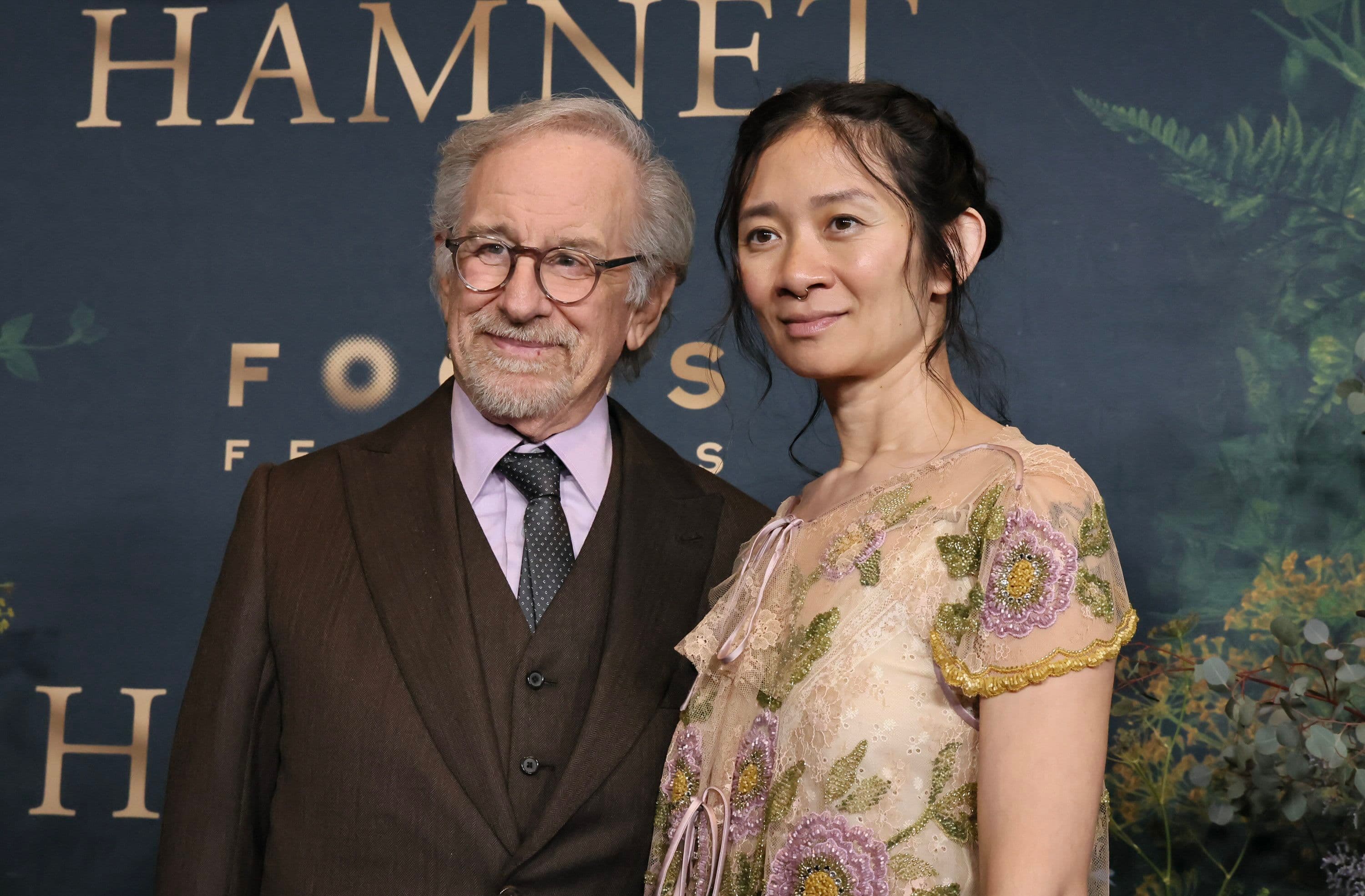 Steven Spielberg y Chloé Zhao, en la premiere de 'Hamnet' en Los Ángeles