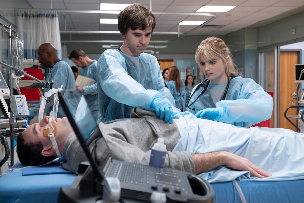 El actor Freddie Highmore, en el centro, caracterizado como el protagonista de 'The good doctor' en la séptima temporada de la serie
