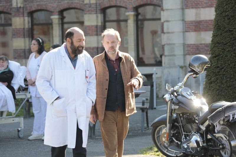 Kad Merad y Denis Podalydès en un fotograma de 'El último suspiro', de Costa-Gavras