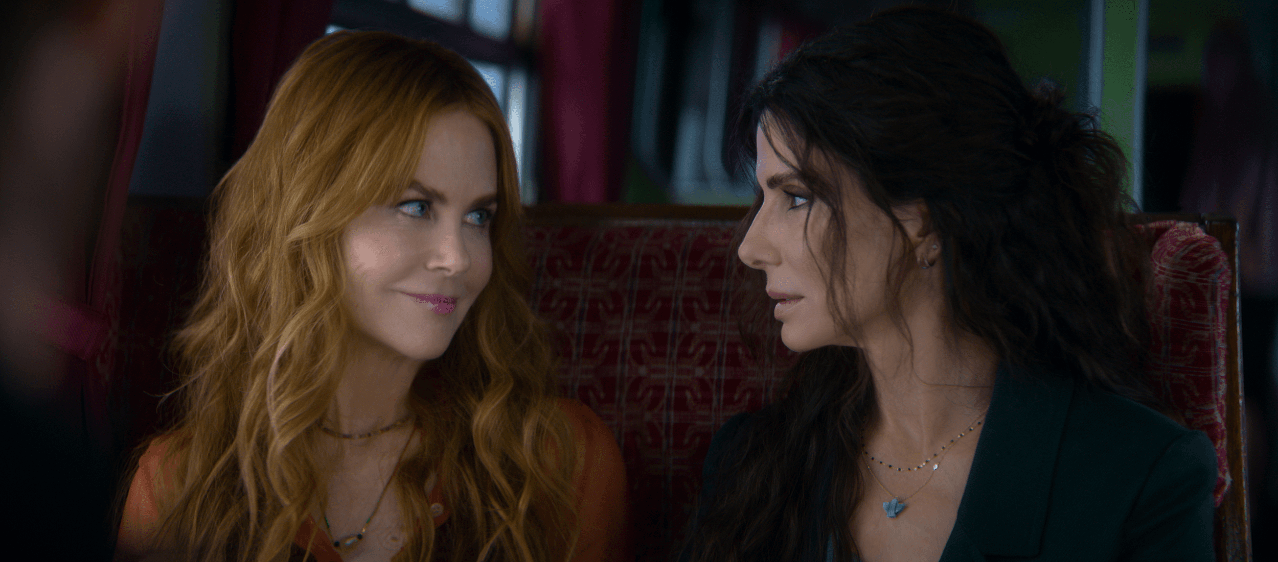 Nicole Kidman y Sandra Bullock, como las hermanas Owens, en un viaje en tren en 'Prácticamente magia 2', de Susanne Bier