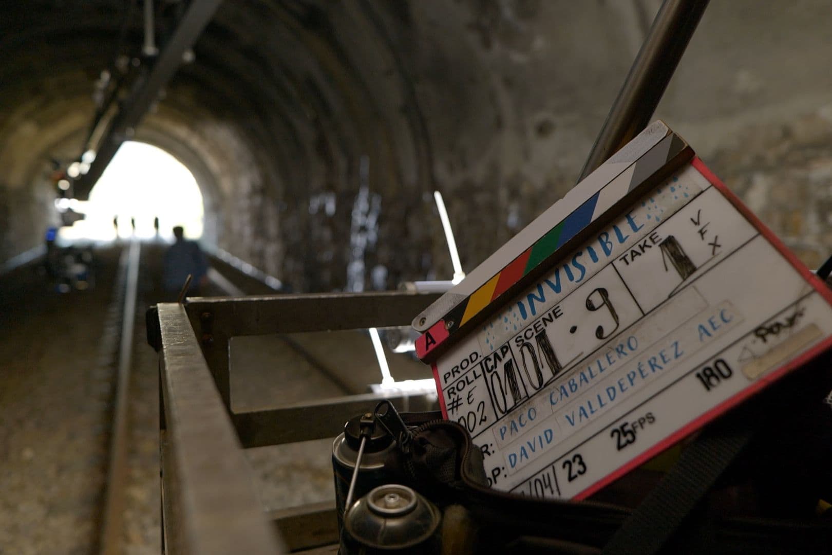 Imagen promocional, dentro de un túnel, del rodaje de la serie 'Invisible'