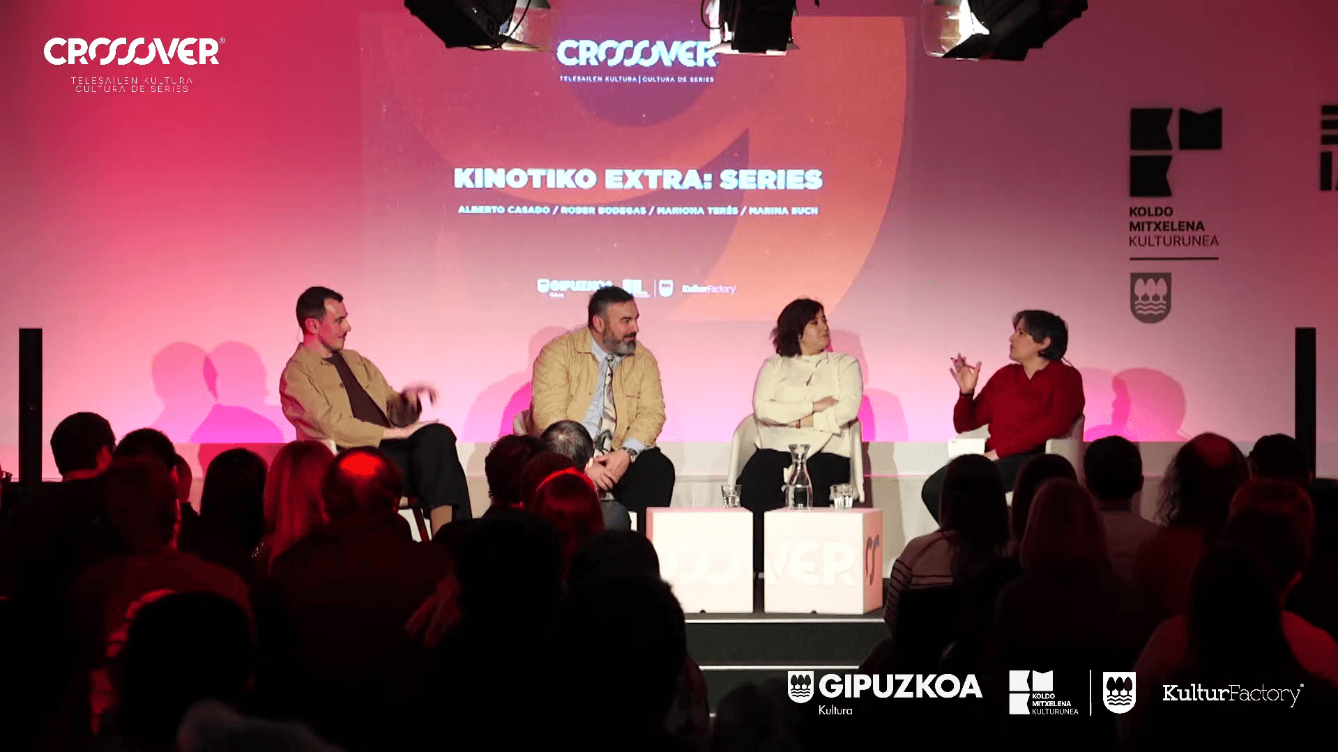 Alberto Casado, Rober Bodegas, Mariona Terés y Marina Such en la mesa redonda organizada por Kinótico en el marco del Crossover Series Festival 2026
