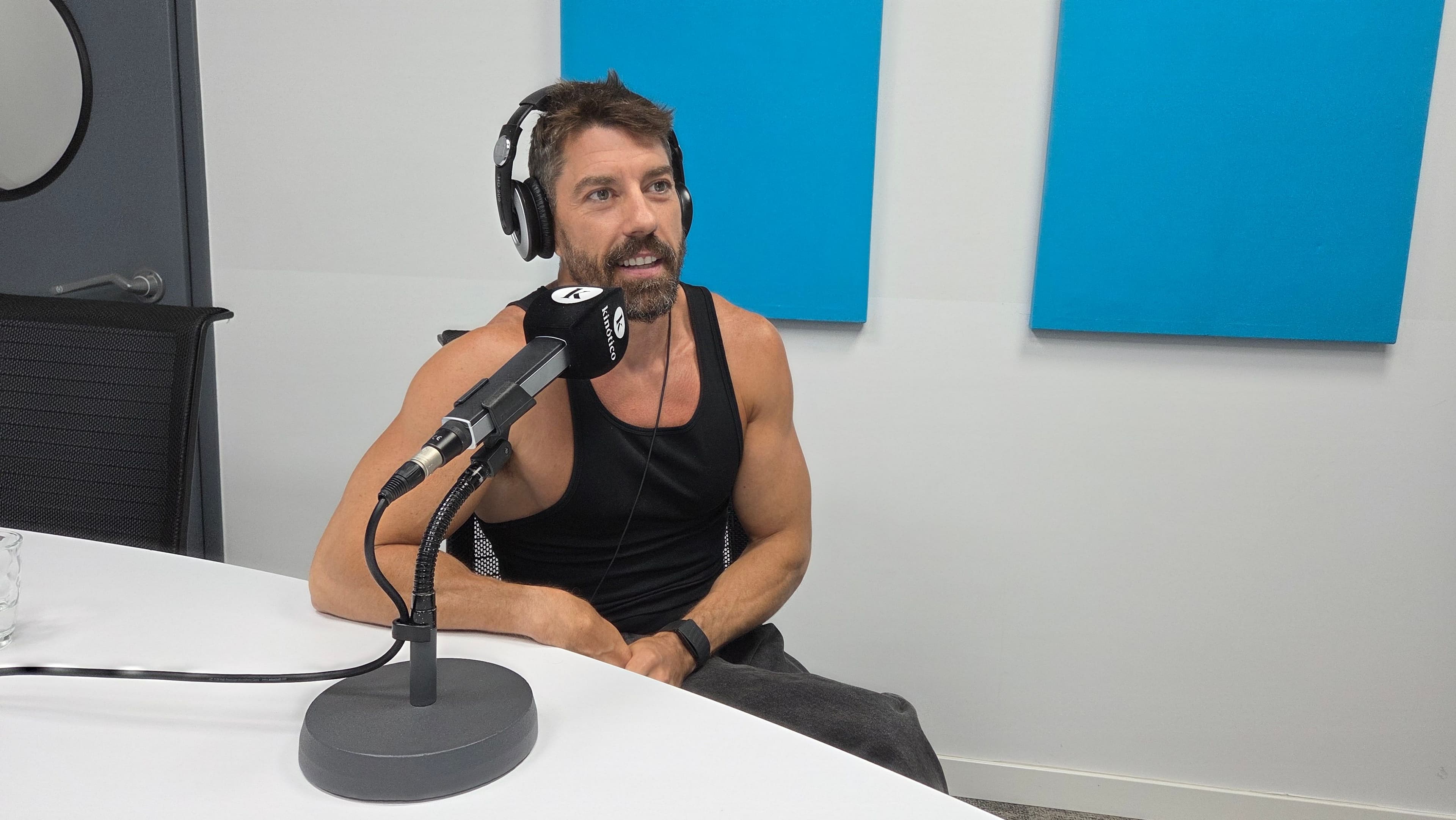 Adrián Lastra, actor de 'Ni contigo ni sin mí', en su visita al podcast de Kinótico en julio de 2026