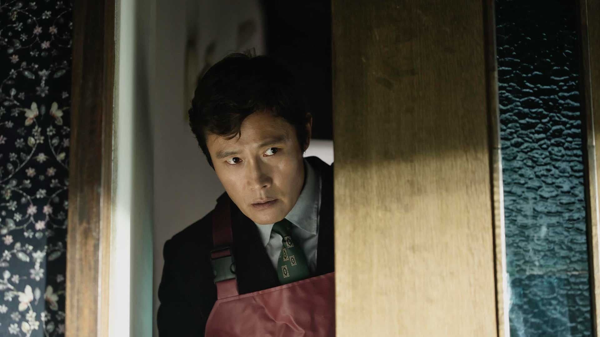 El actor Lee Byung-hun en un fotograma promocional de 'No other choice', de Park Chan-Wook