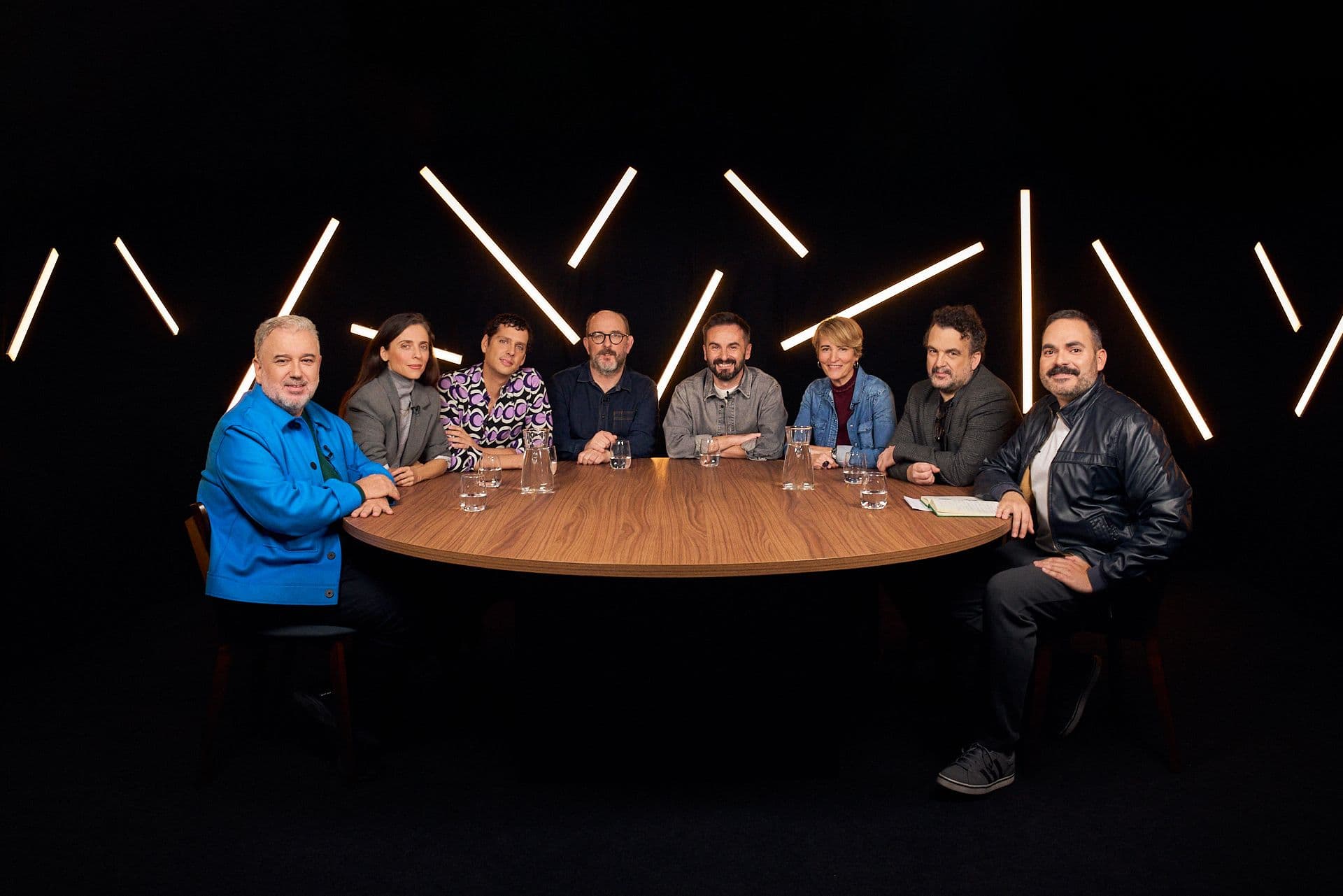 Félix Sabroso, Leticia Dolera, Eduardo Casanova, Borja Cobeaga, Cristóbal Garrido, Araceli Álvarez Sotomayor, Nacho Vigalondo y David Martos en la mesa redonda de showrunners de Kinótico 2025