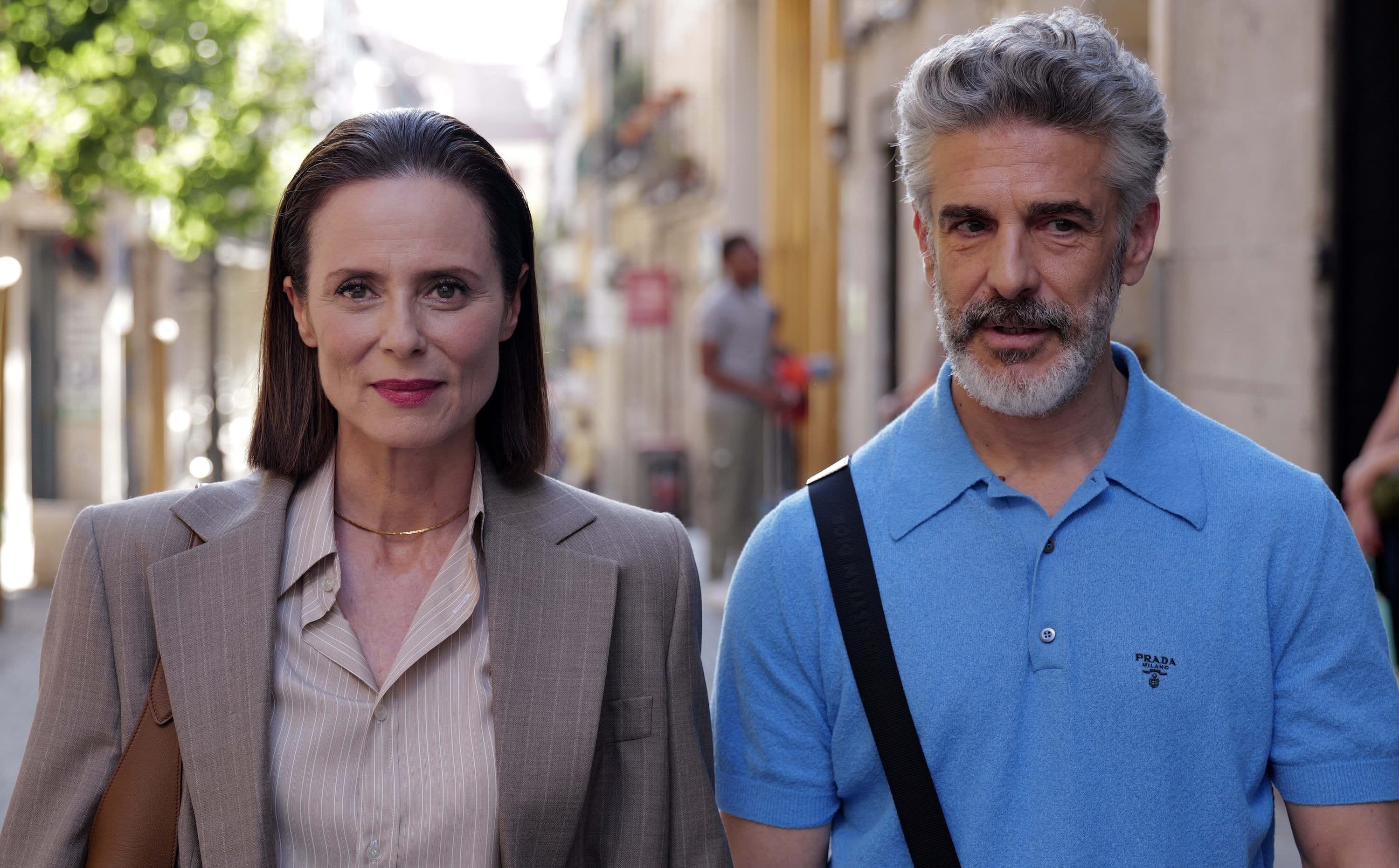 Fotograma promocional de 'Amarga Navidad', de Pedro Almodóvar, con Aitana Sánchez-Gijón y Leonardo Sbaraglia en primer término