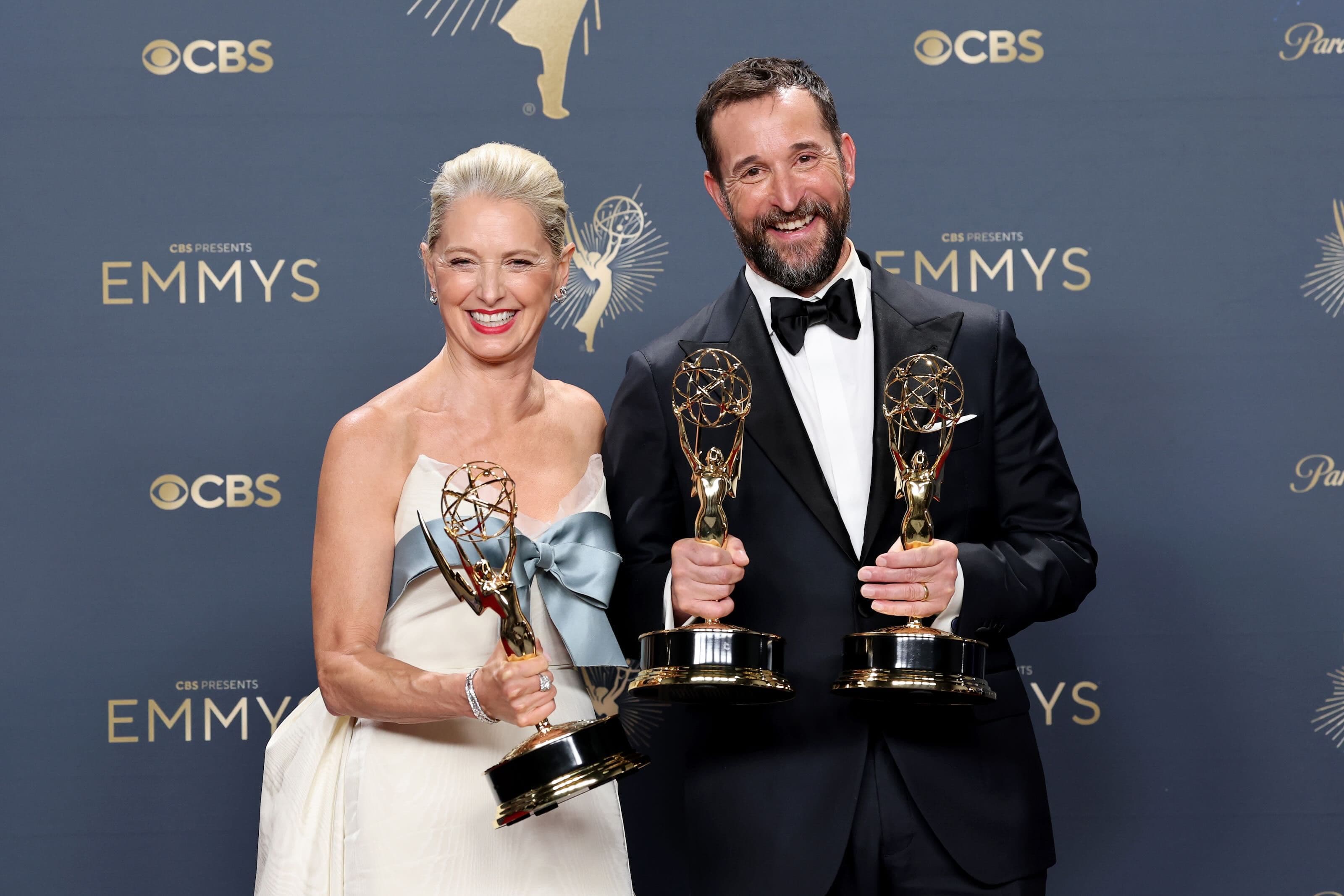 Katherine LaNasa y Noah Wyle posan con su Emmy al Mejor Actriz secundaria y Mejor Actor protagonista por 'The Pitt'