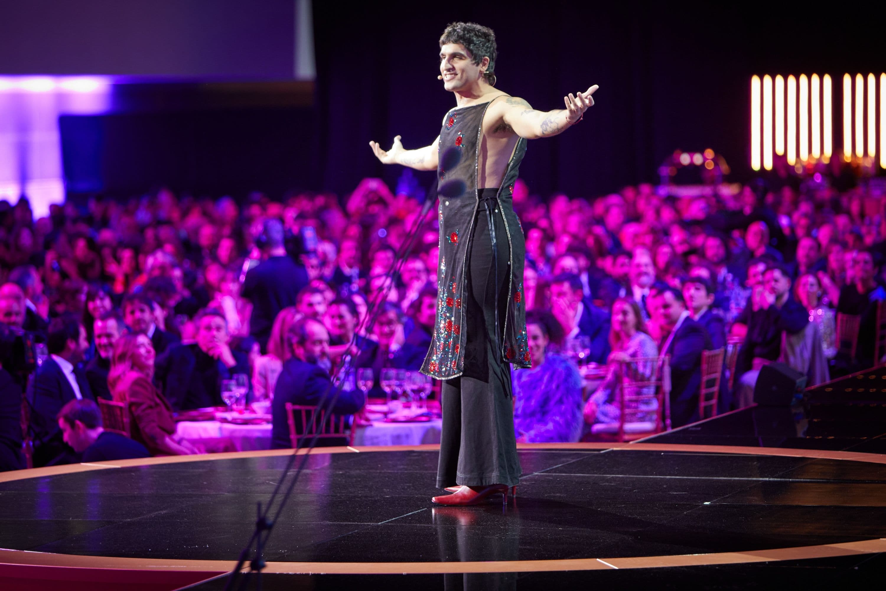 La Dani durante su monólogo inicial en la gala de los Premios Feroz 2025, celebrada en Pontevedra