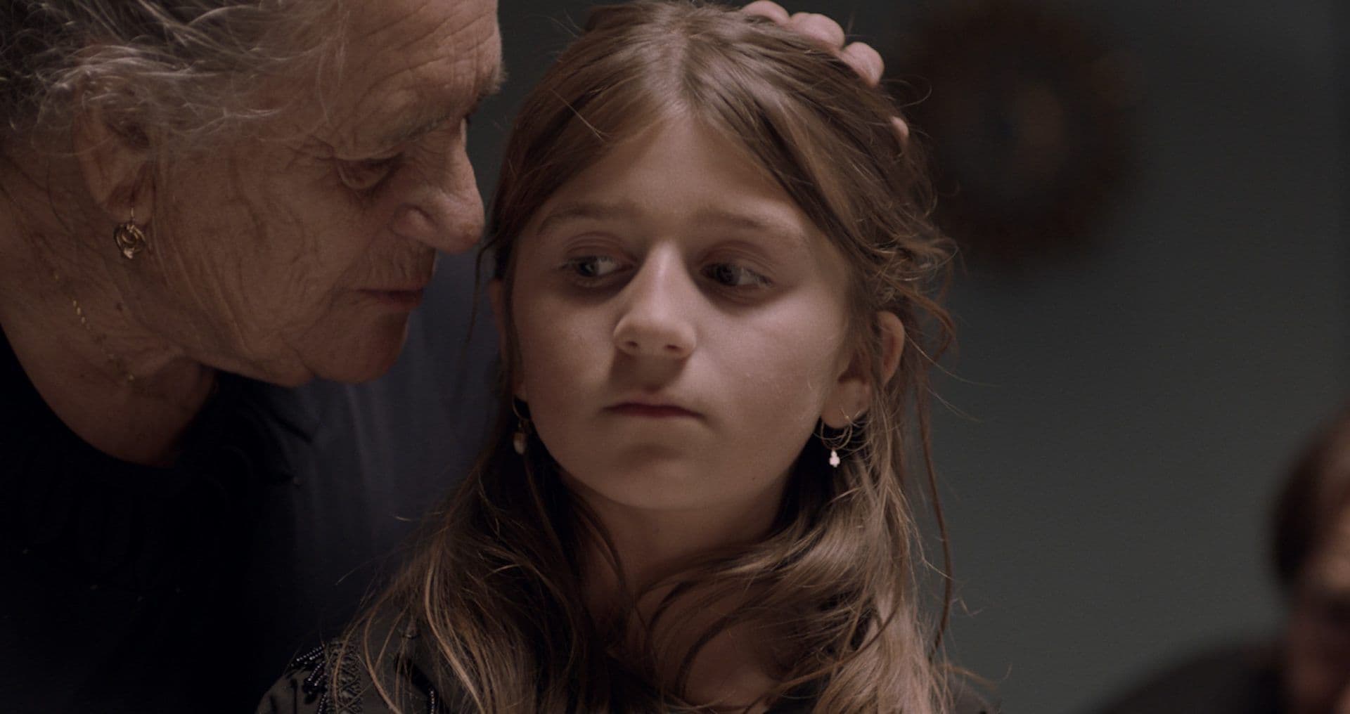 Las actrices Ester Catalão y Lua Michel, en una imagen promocional de la película 'Alma viva'