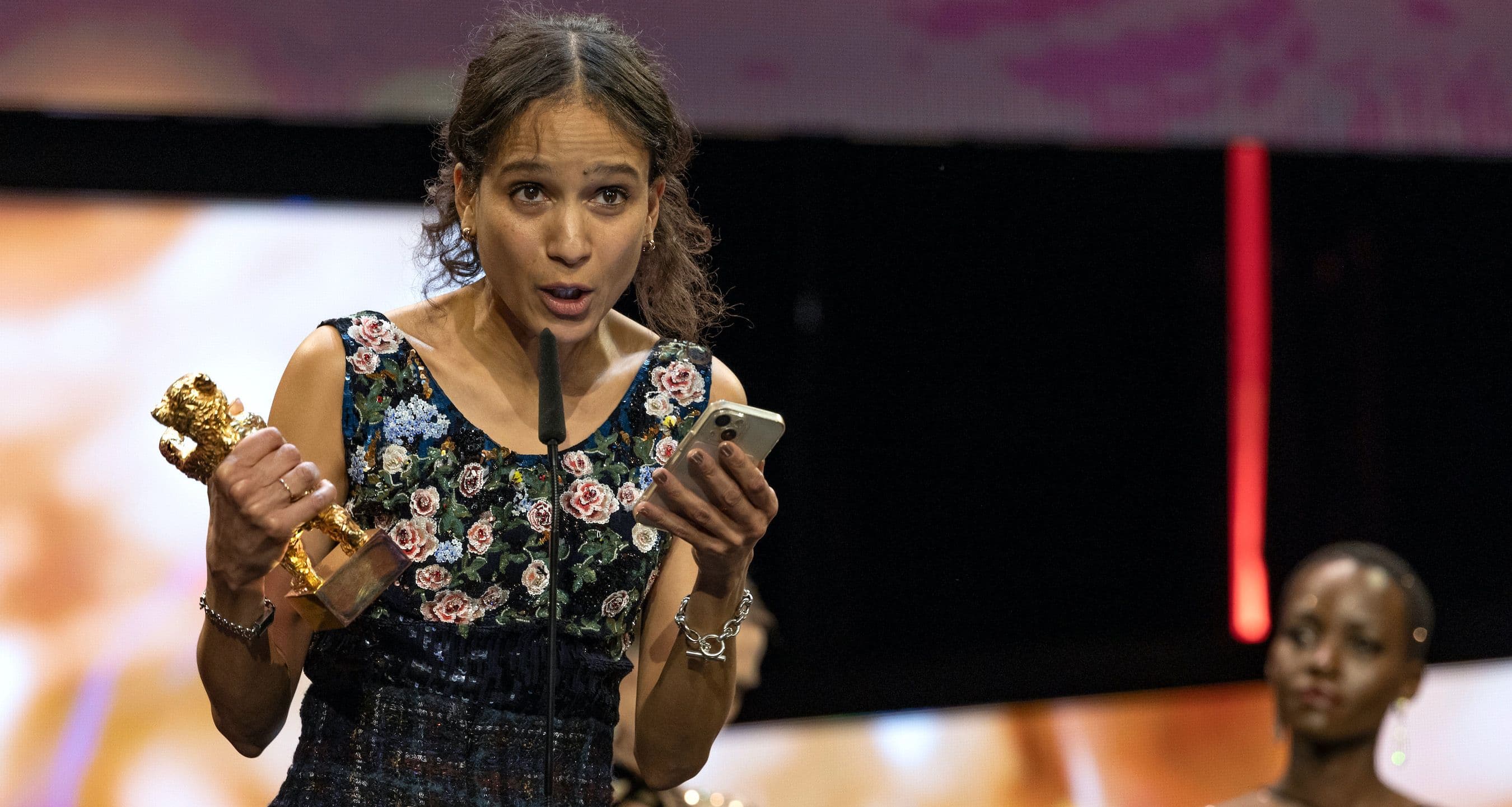 La directora Mati Diop agradece su Oro de Oro de la Berlinale 2024 para 'Dahomey' en el Berlinale Palast