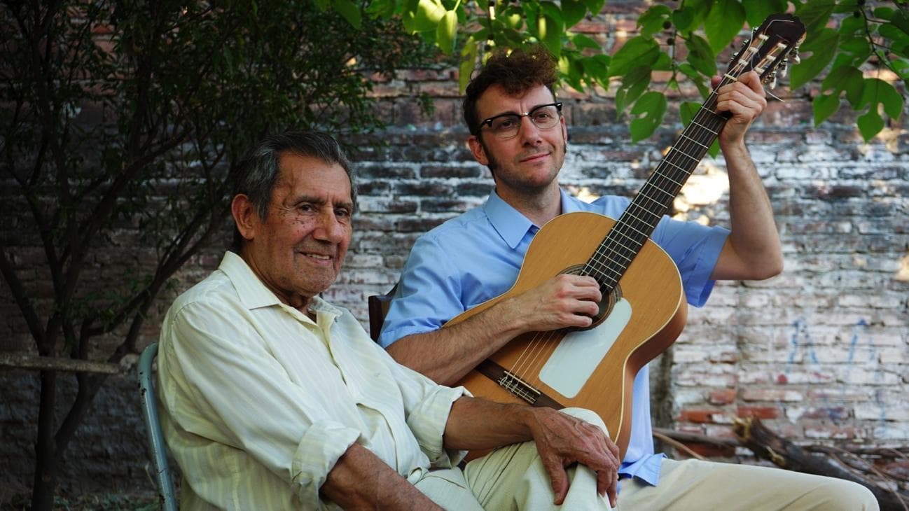 Fotograma promocional de la película 'La estrella azul', de Javier Macipe, con su protagonista Pepe Lorente en segundo término