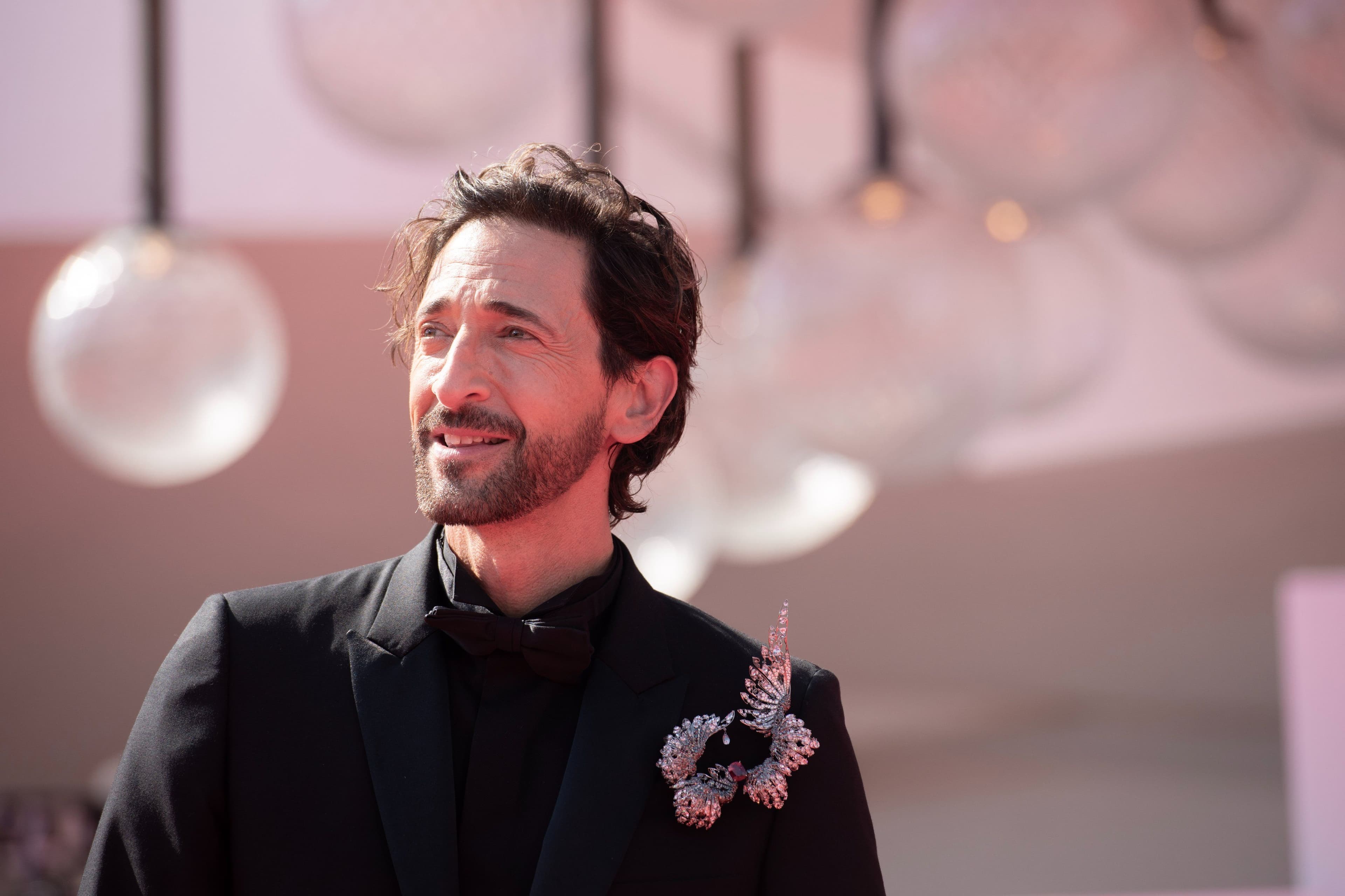 El actor Adrien Brody sonríe en la alfombra roja de 'The brutalist' durante la Mostra de Venecia 2024