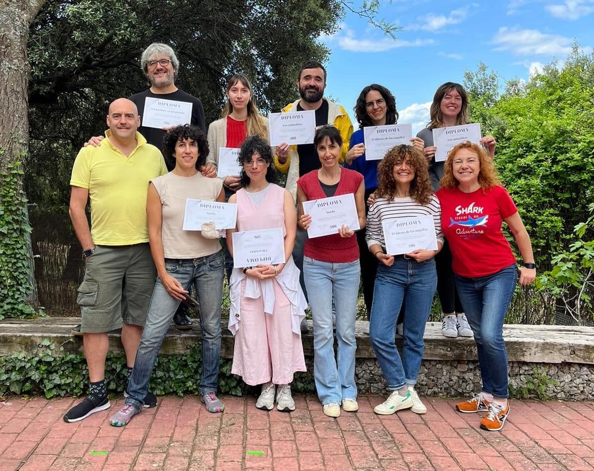 Los mentorizados de La Residencia Navarra junto al director y la jefa de estudios del laborotario