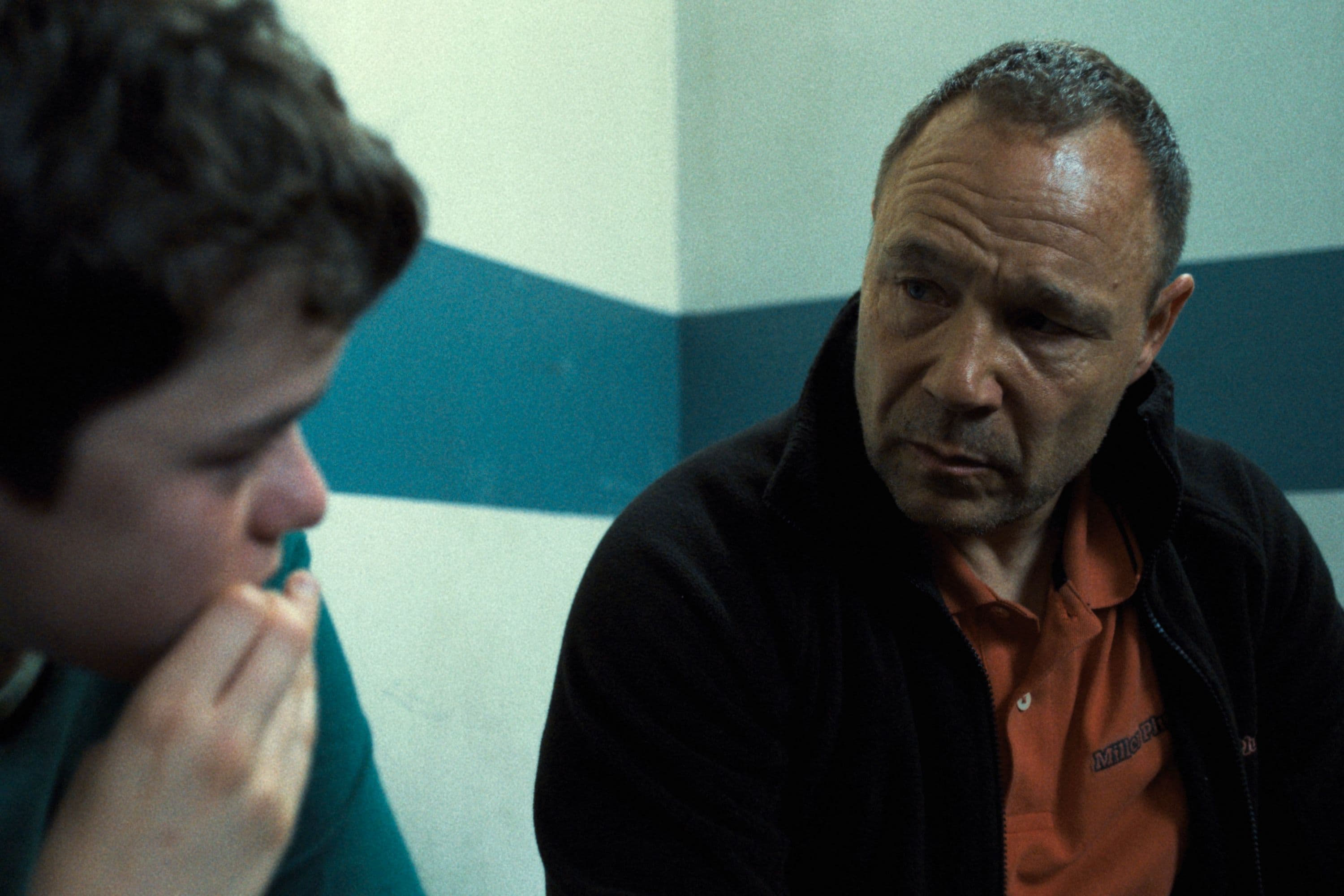 Fotograma de la serie británica 'Adolescencia', con Stephen Graham y Owen Cooper