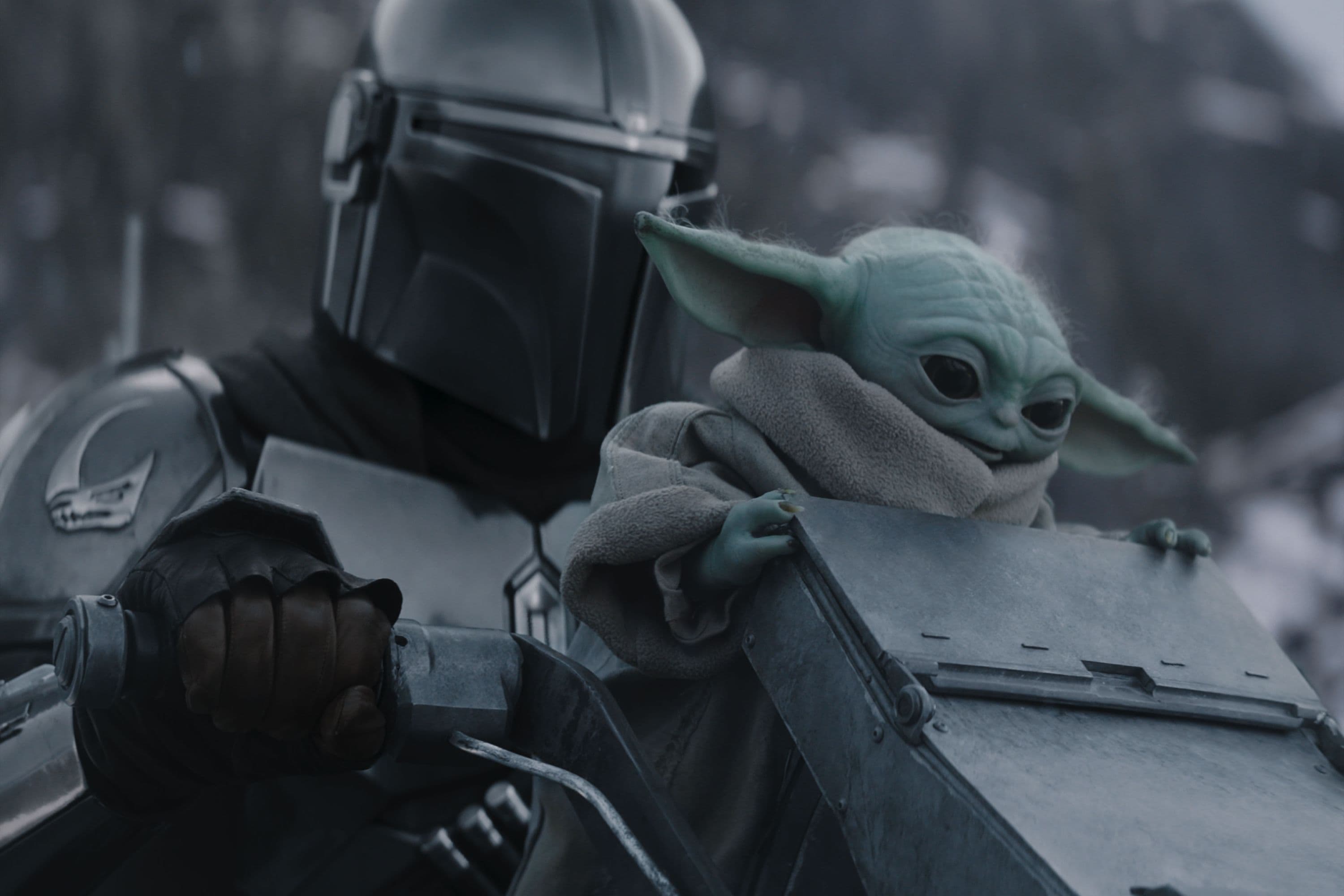 El actor Pedro Pascal caracterizado como Mando sostiene a Grogu en un fotograma de la película 'The Mandalorian and Grogu' (2026)