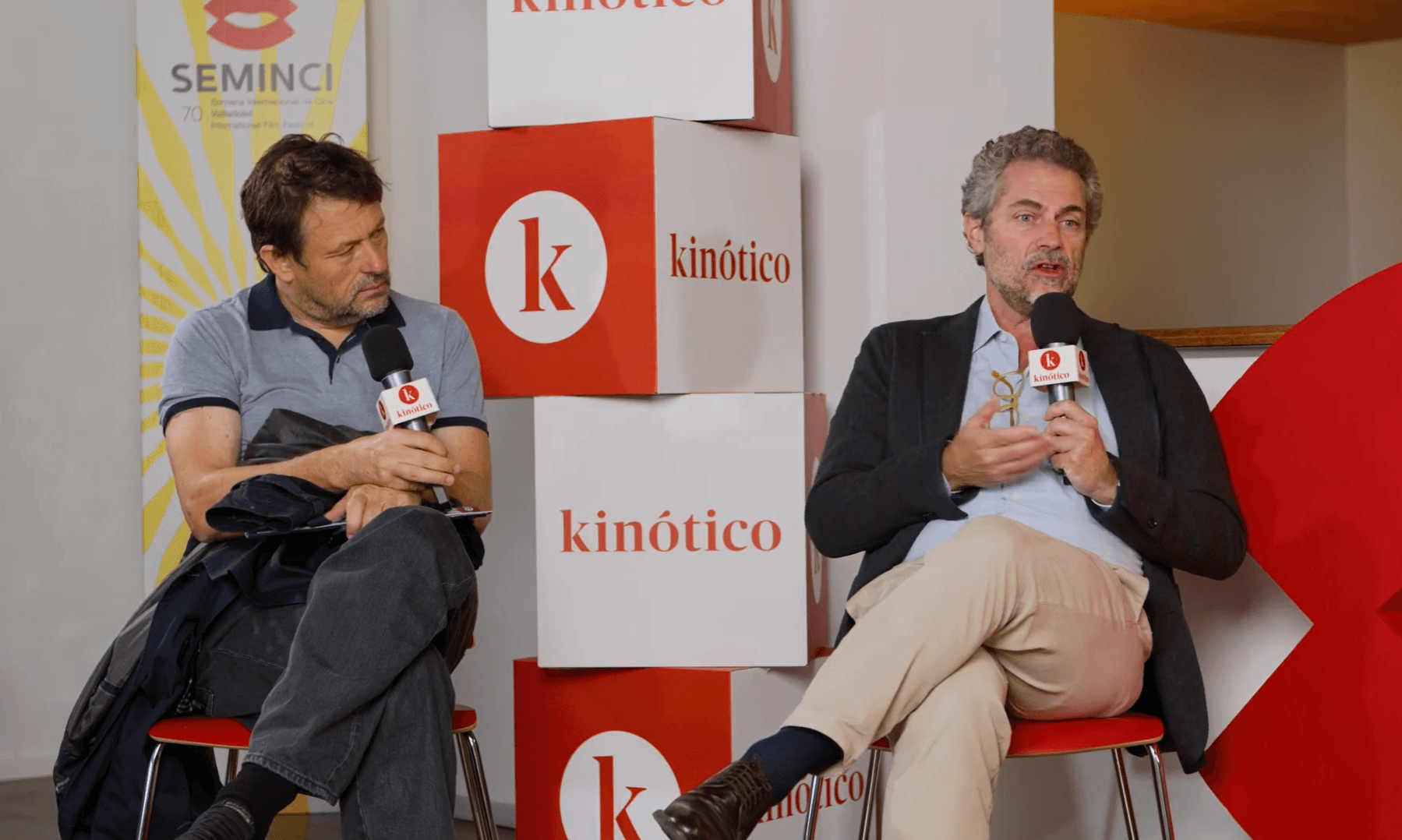 Gonzalo Salazar-Simpson (director de ECAM) y Sergi Casamitjana (director ESCAC) en el set de Kinótico de la Seminci 2025