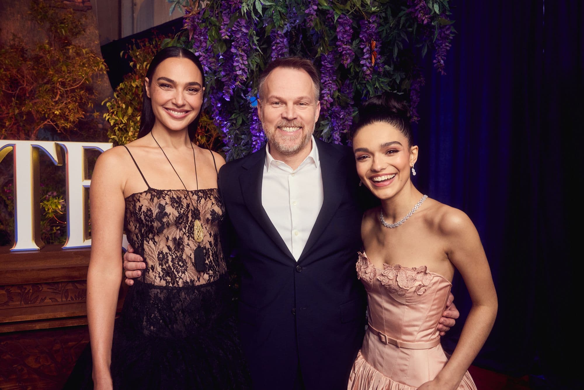 Gal Gadot, Marc Webb y Rachel Zegler en la presentación de 'Blancanieves' (2025)