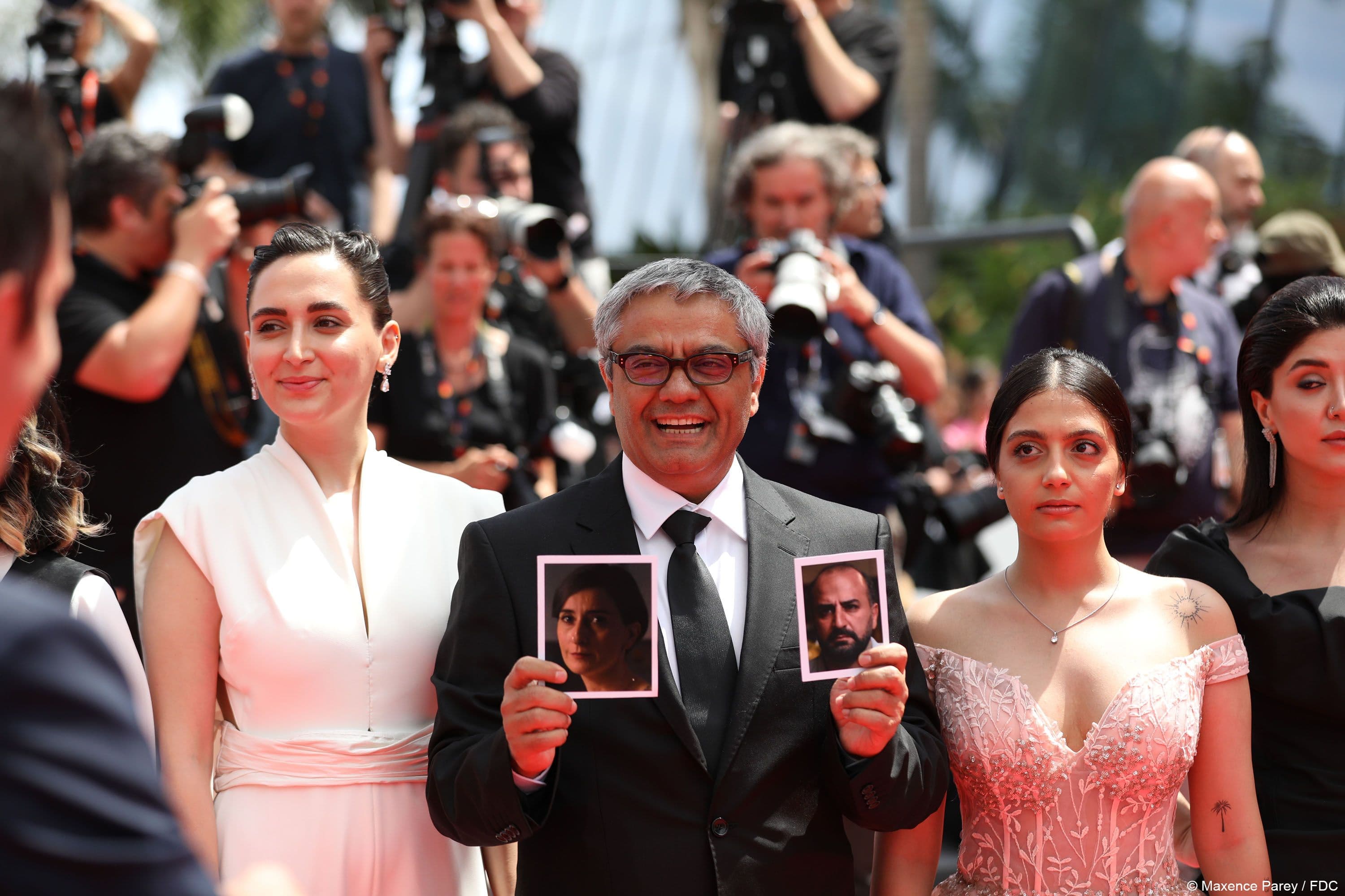 El director Mohammad Rasoulof posa con parte del reparto de 'The seed of the sacred fig' en el Festival de Cannes 2024