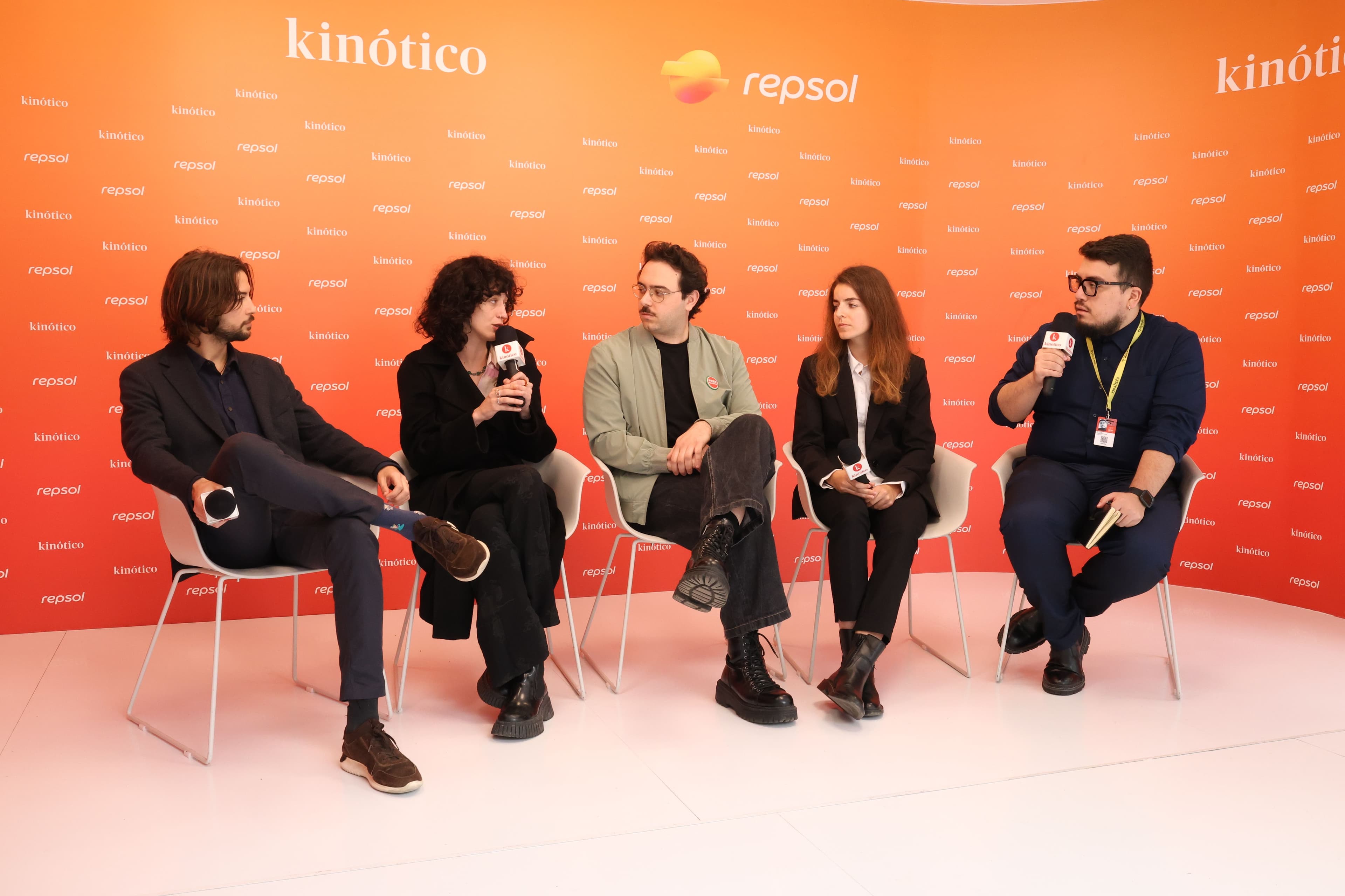 Lucas Parra, María Lorente-Becerra, Marc Camardons, Martha G. Ayerbe y Matías G. Rebolledo en el set de Kinótico en el Festival de Málaga 2026