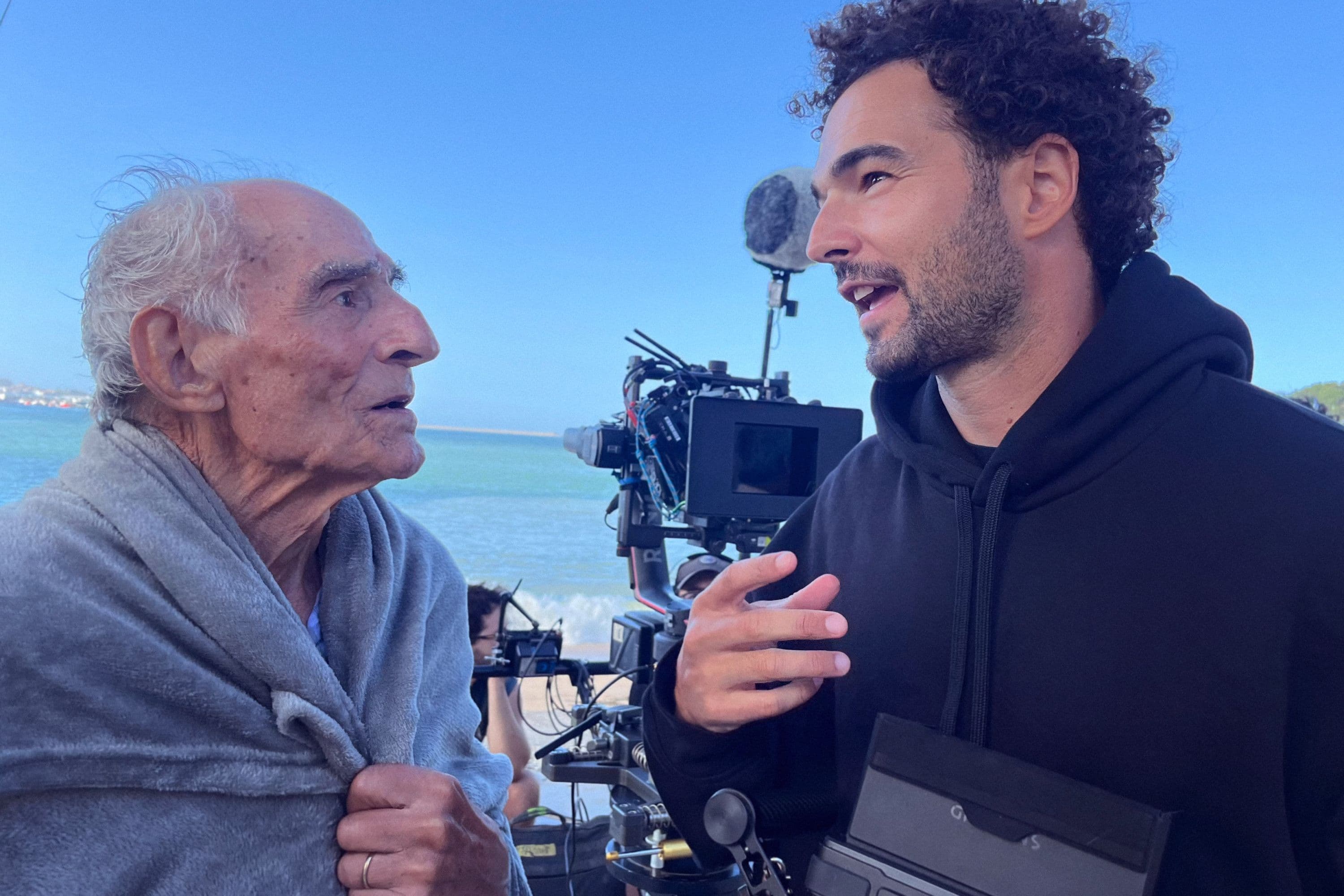 El director Gonzaga Manso dando instrucciones al actor Saturnino García durante el rodaje de su ópera prima 'Dos días' (2026)