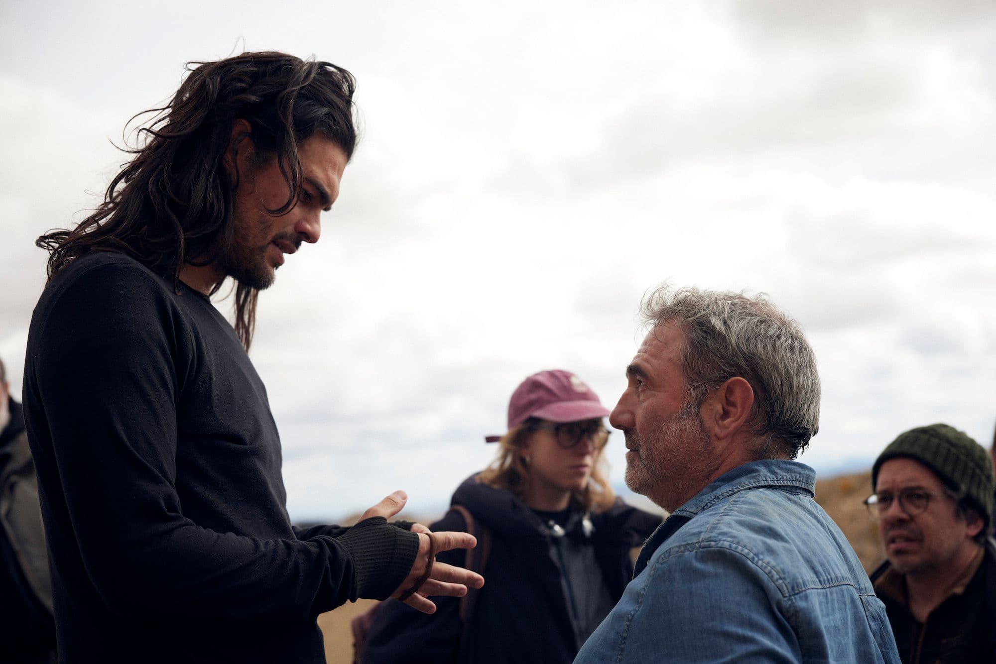 El director Oliver Laxe y el actor Sergi López conversan durante el rodaje de la película 'Sirat'
