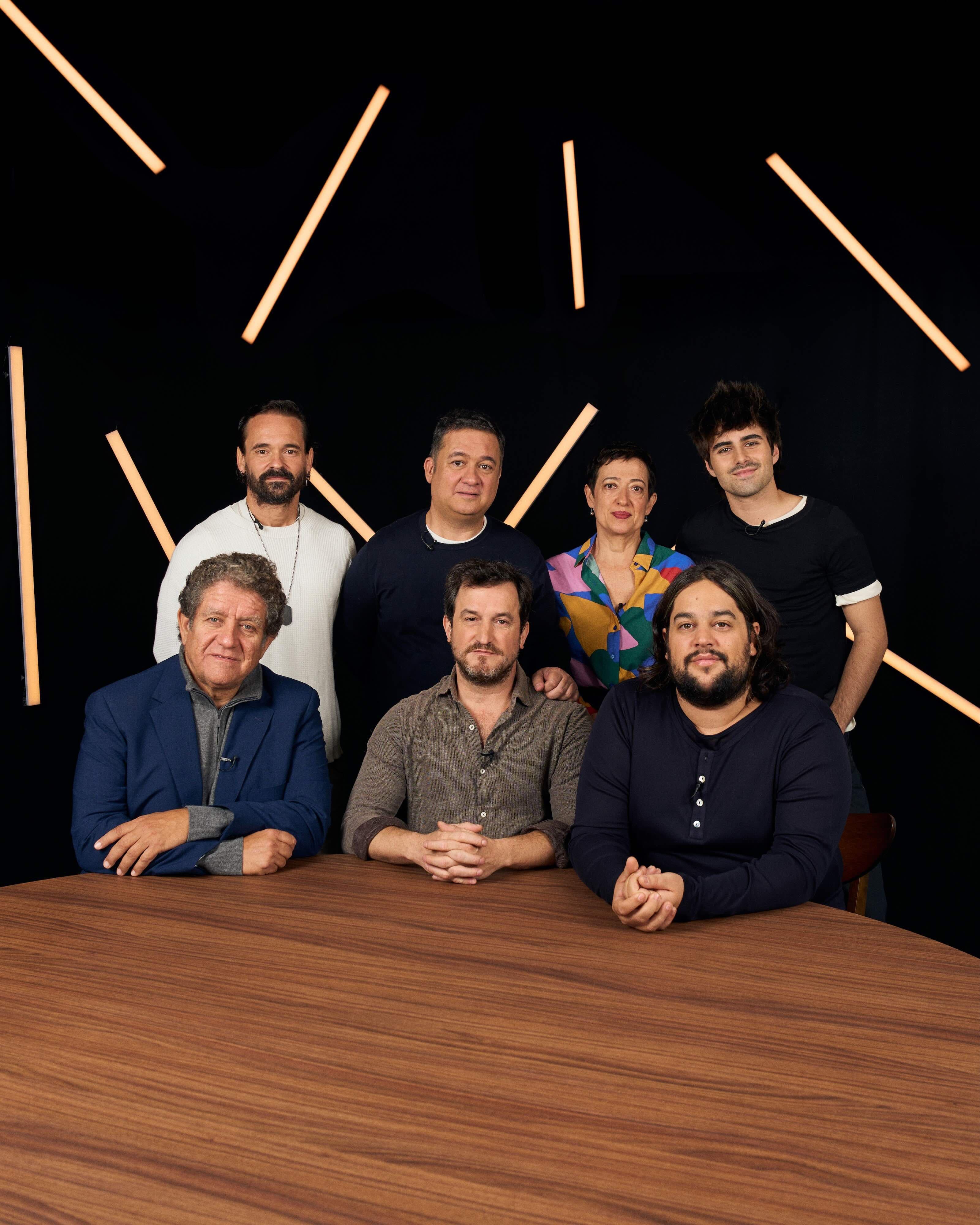 Foto grupal de la mesa redonda de actores de reparto de series de Kinótico 2025