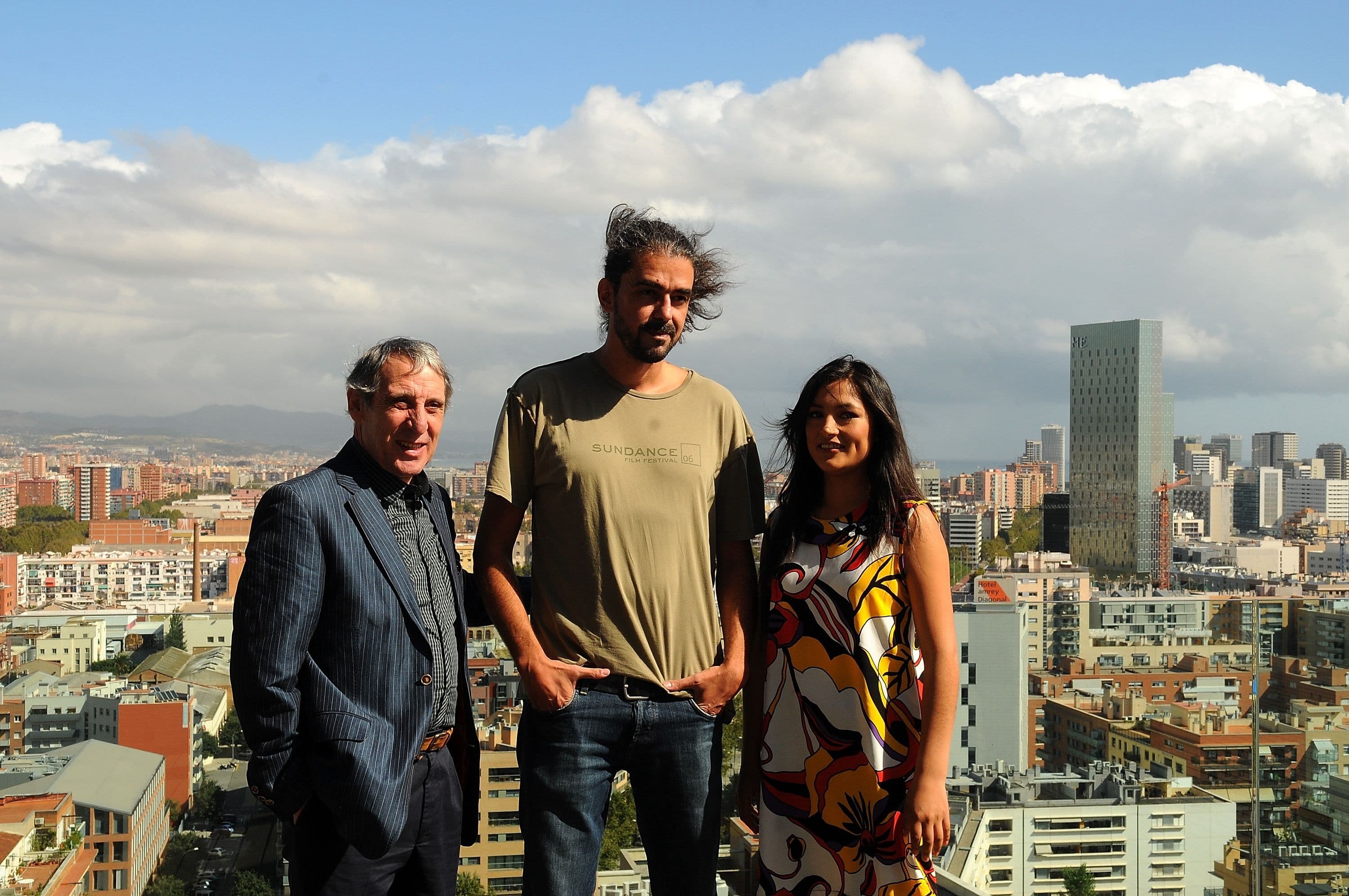 Los actores Celso Bugallo y Magaly Solier, junto al director Fernando León de Aranoa, durante la promoción de 'Amador' en Barcelona en el año 2010
