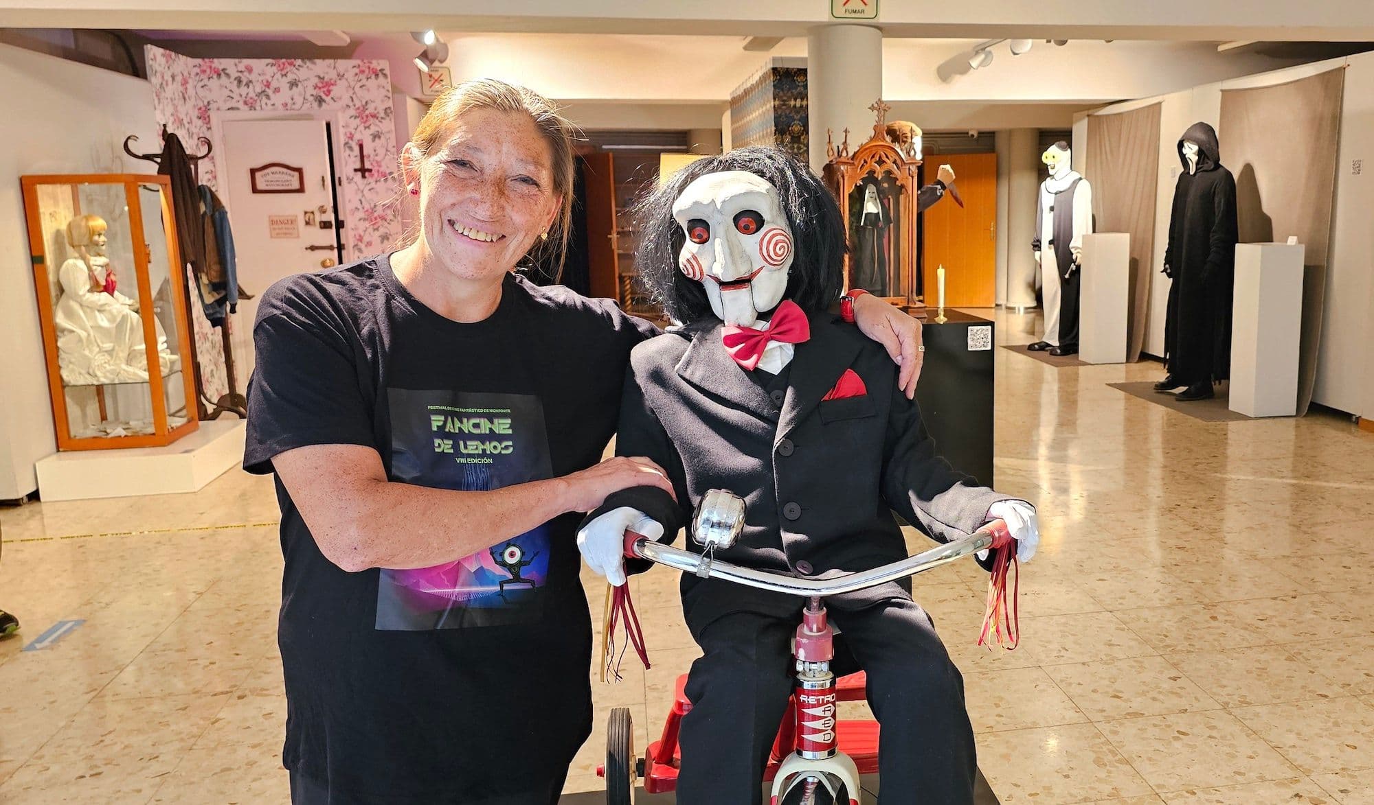 La actriz y escritora Marián Salgado, en la exposición con objetos de películas de terror del Fancine de Lemos