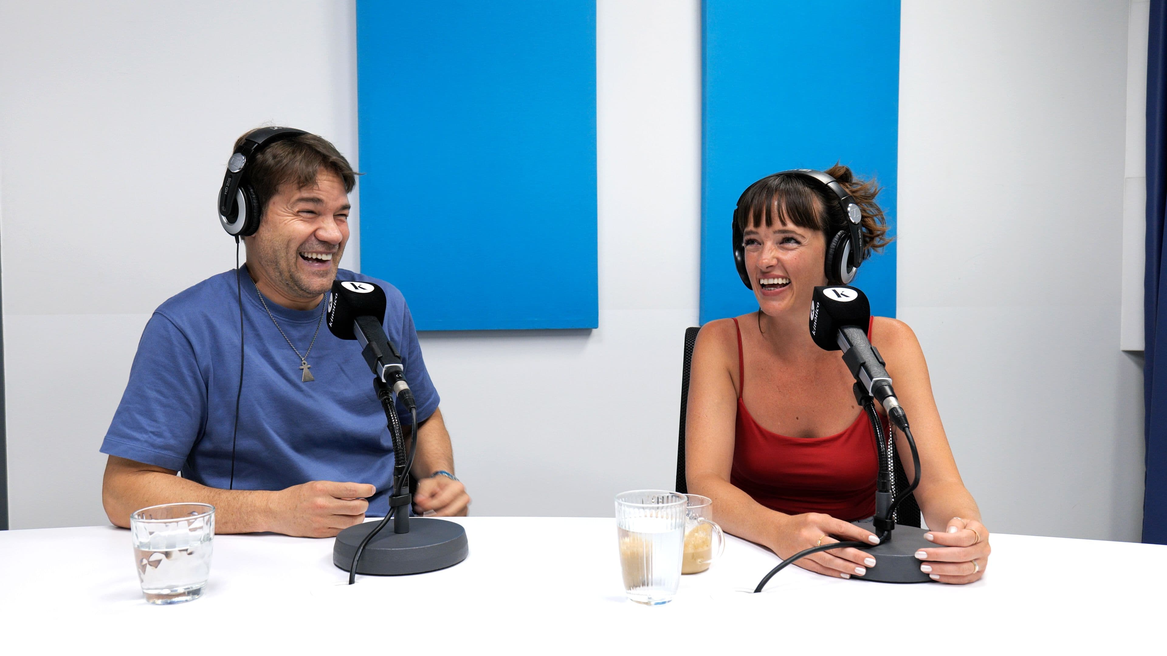 Juan Dávila y Susana Abaitua, protagonistas de la comedia romántica 'El último mono', visitaron el estudio durante la grabación del episodio 523 del podcast semanal de Kinótico, en julio de 2026