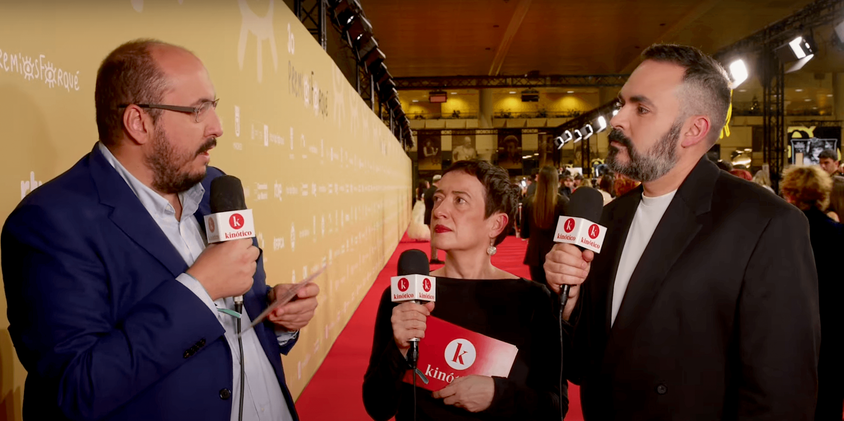 Dani Mantilla, María Guerra y David Martos, durante la retransmisión de la alfombra roja de los Premios Forqué 2024 en Kinótico