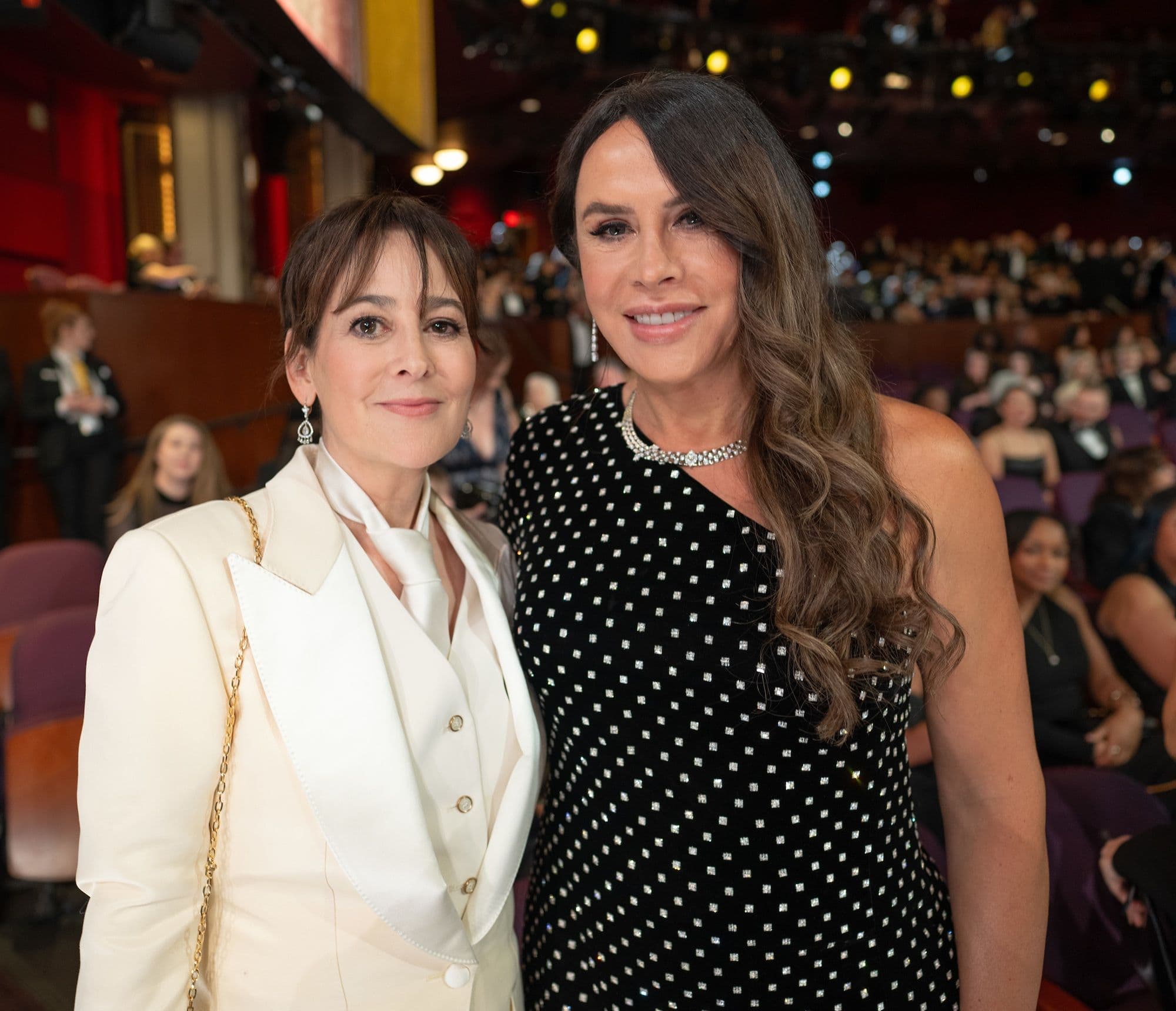 Karla Sofía Gascón, junto a Lesley Barber, en el patio de butacas de la 97 edición de los Premios Oscar