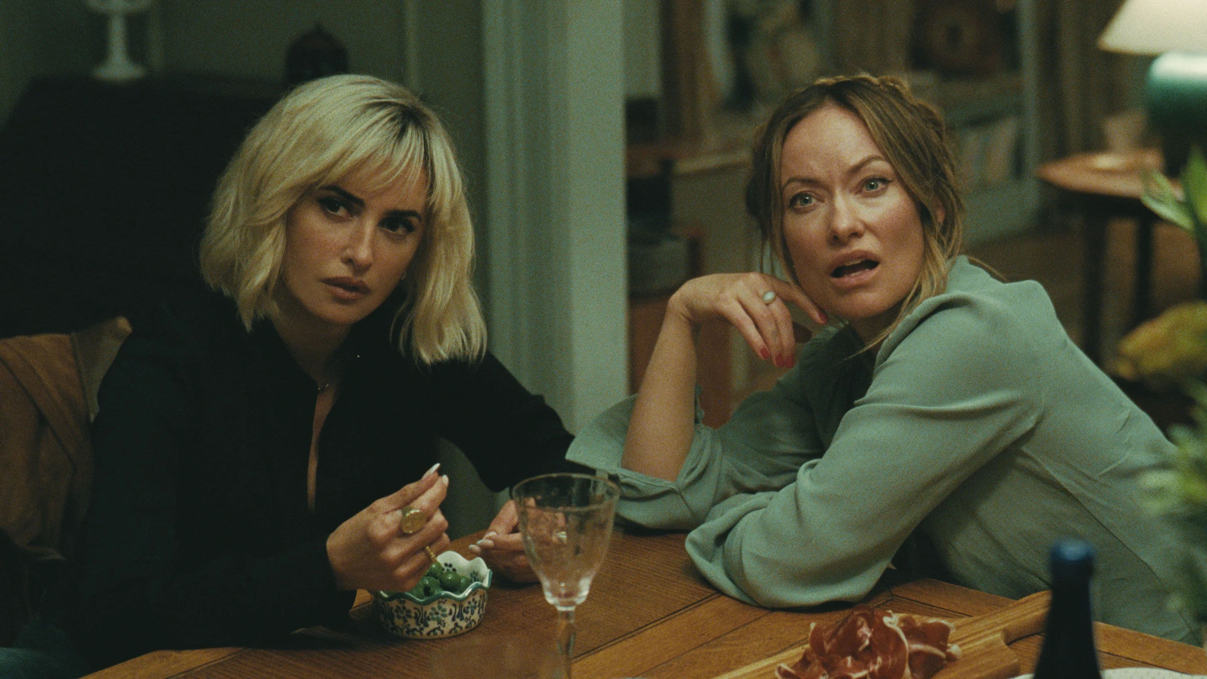 Penélope Cruz y Olivia Wilde en 'La invitación' (2026)