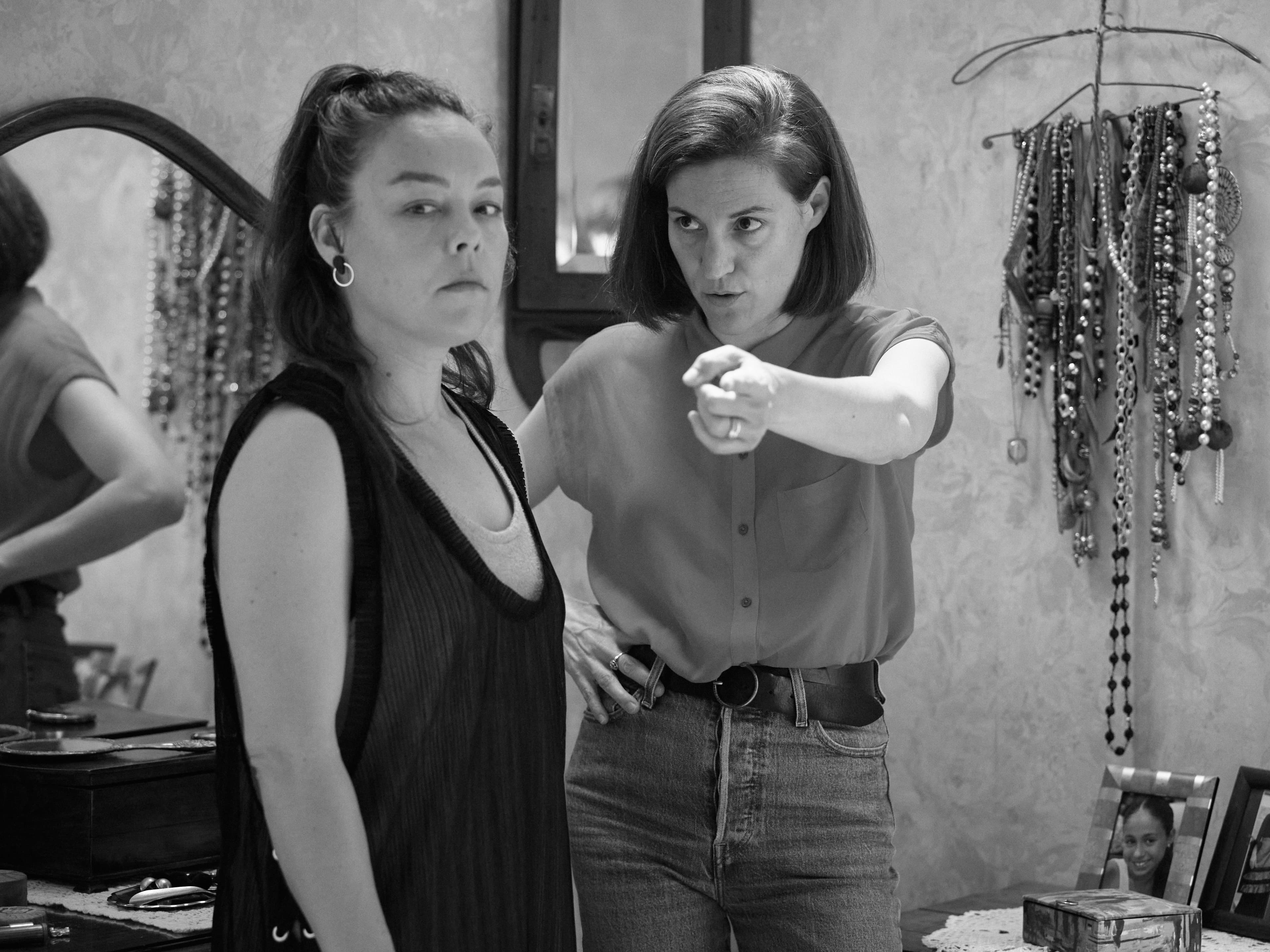 La bailaora y coreógrafa Rocío Molina junto a la directora Carla Simón en el rodaje del cortometraje 'Flamenco'