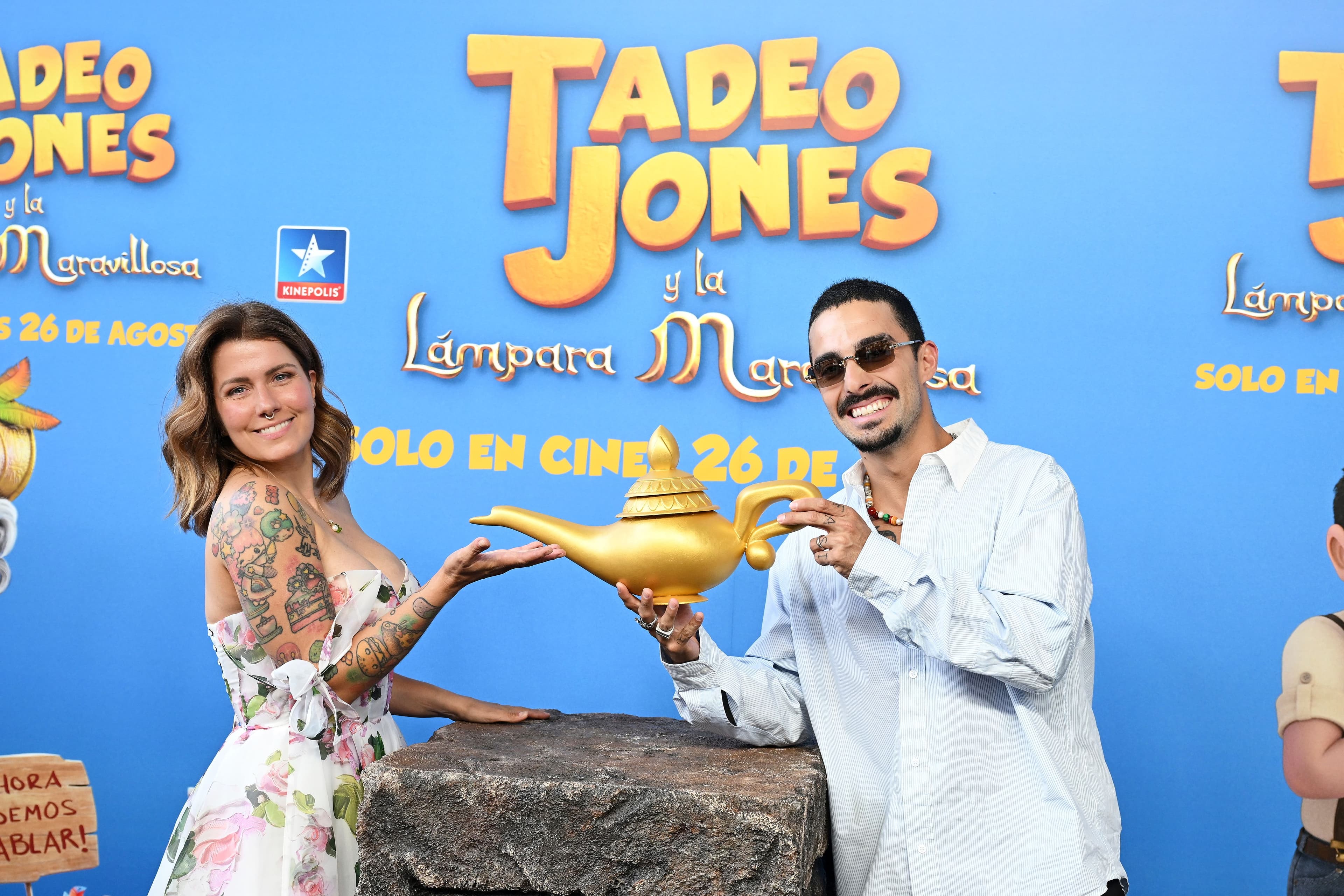 Cristina Dacosta y Juan Bertheau posan en el photocall de la premiere de 'Tadeo Jones y la lámpara maravillosa' en Madrid en julio de 2026