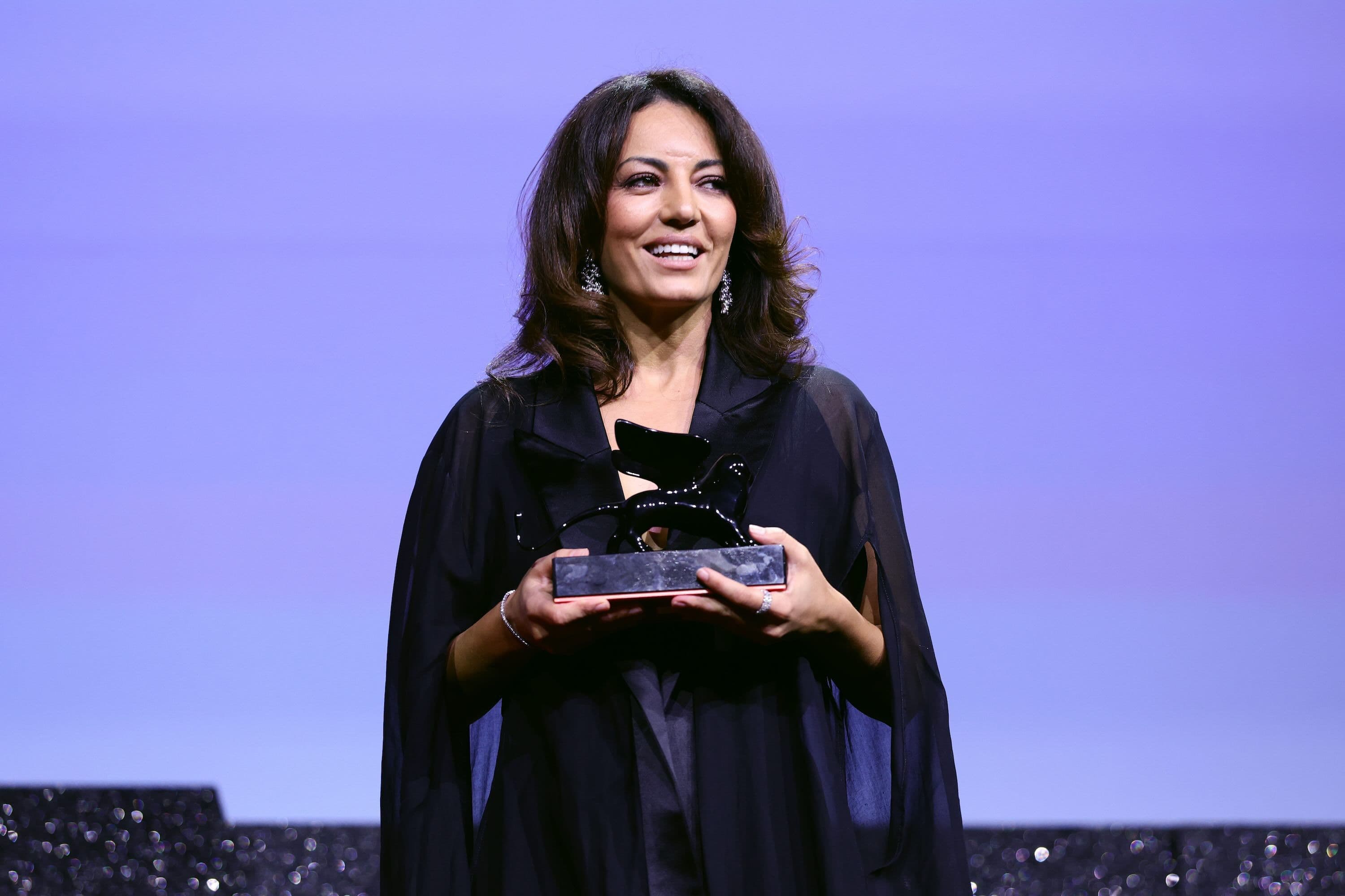 Maryam Touzani posa con el premio del público de Spotlight por 'Calle Málaga'