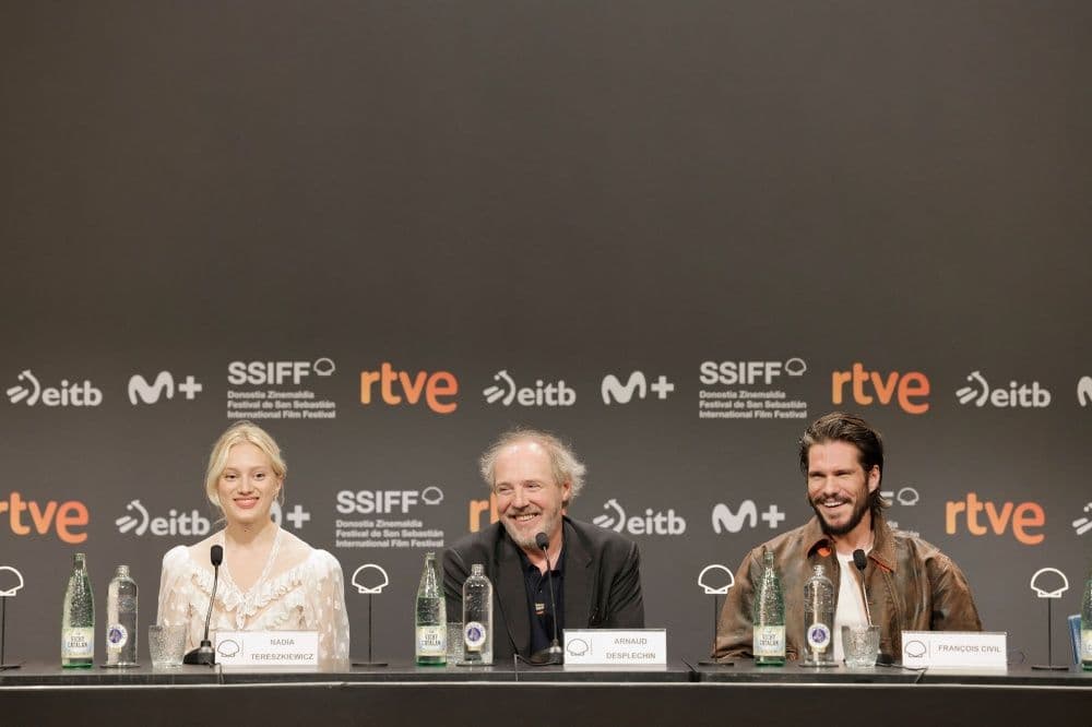 Nadia Tereszkiewicz, Arnaud Desplechin y François Civil, en la presentación de 'Dos pianos' en San Sebastián