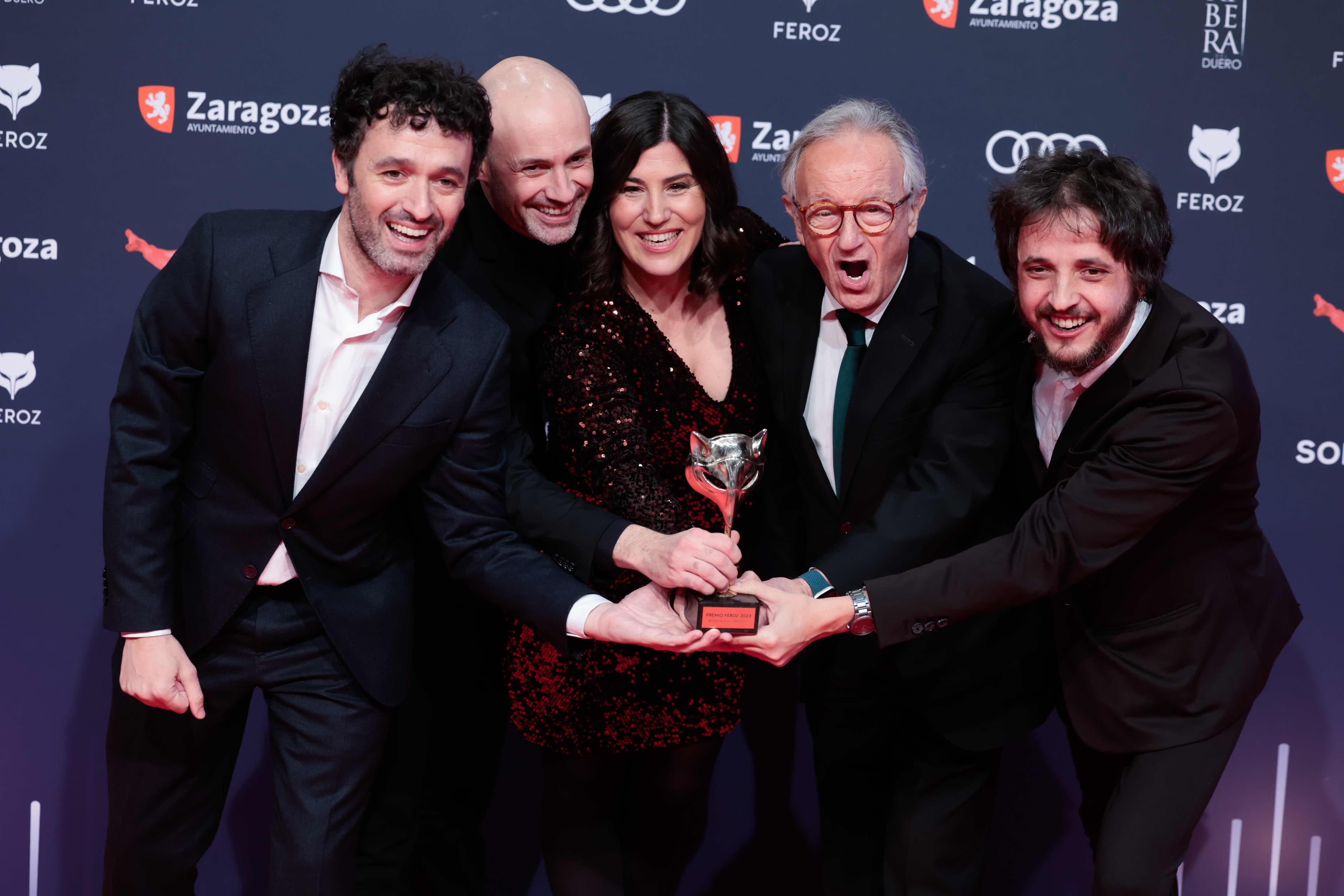 Los productores de 'As bestas' posan con su Feroz a Mejor Película de Drama