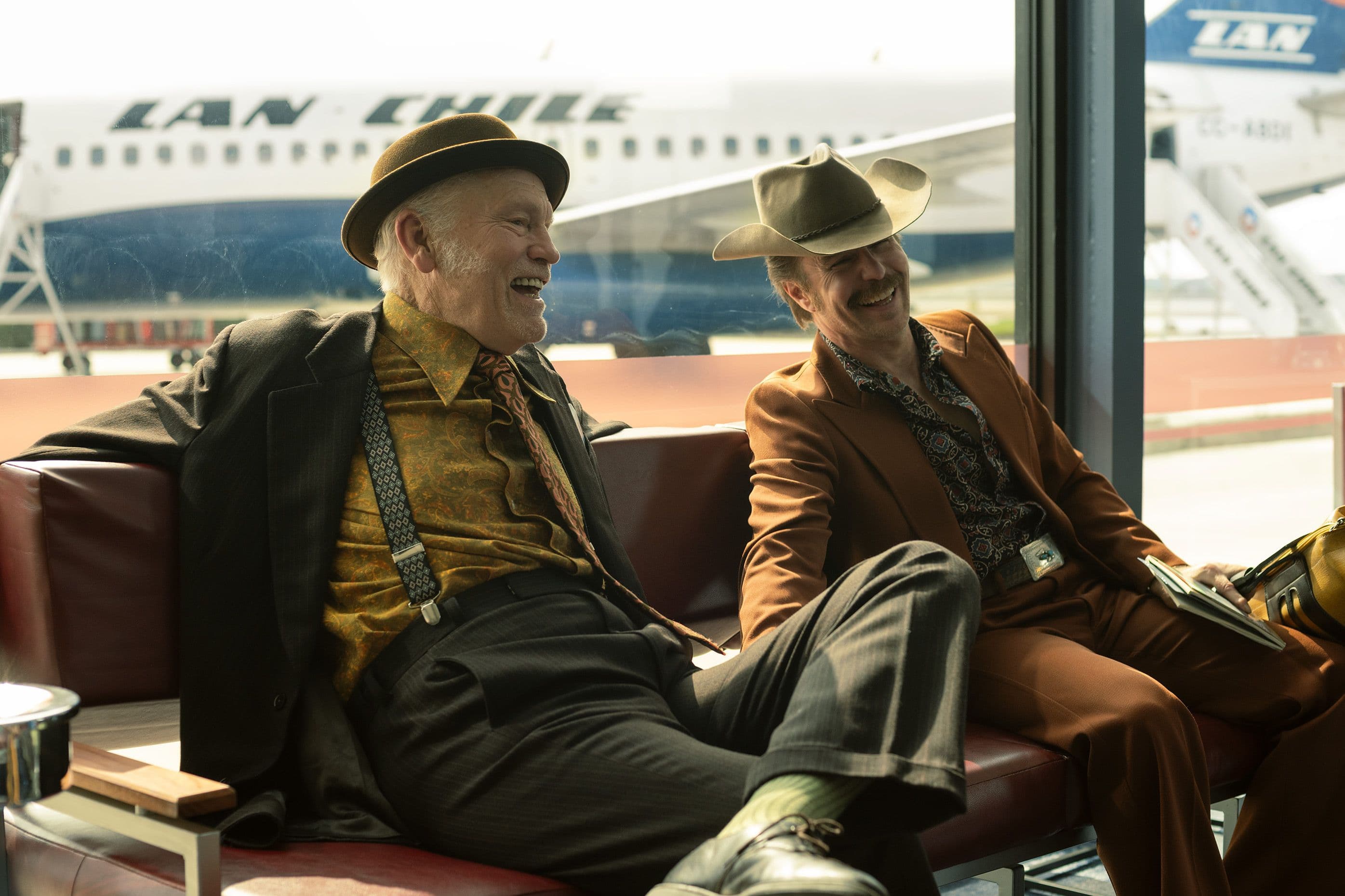 Los actores Sam Rockwell y John Malkovich en un fotograma de la película 'Wild Horse Nine' (2026), de Martin McDonagh