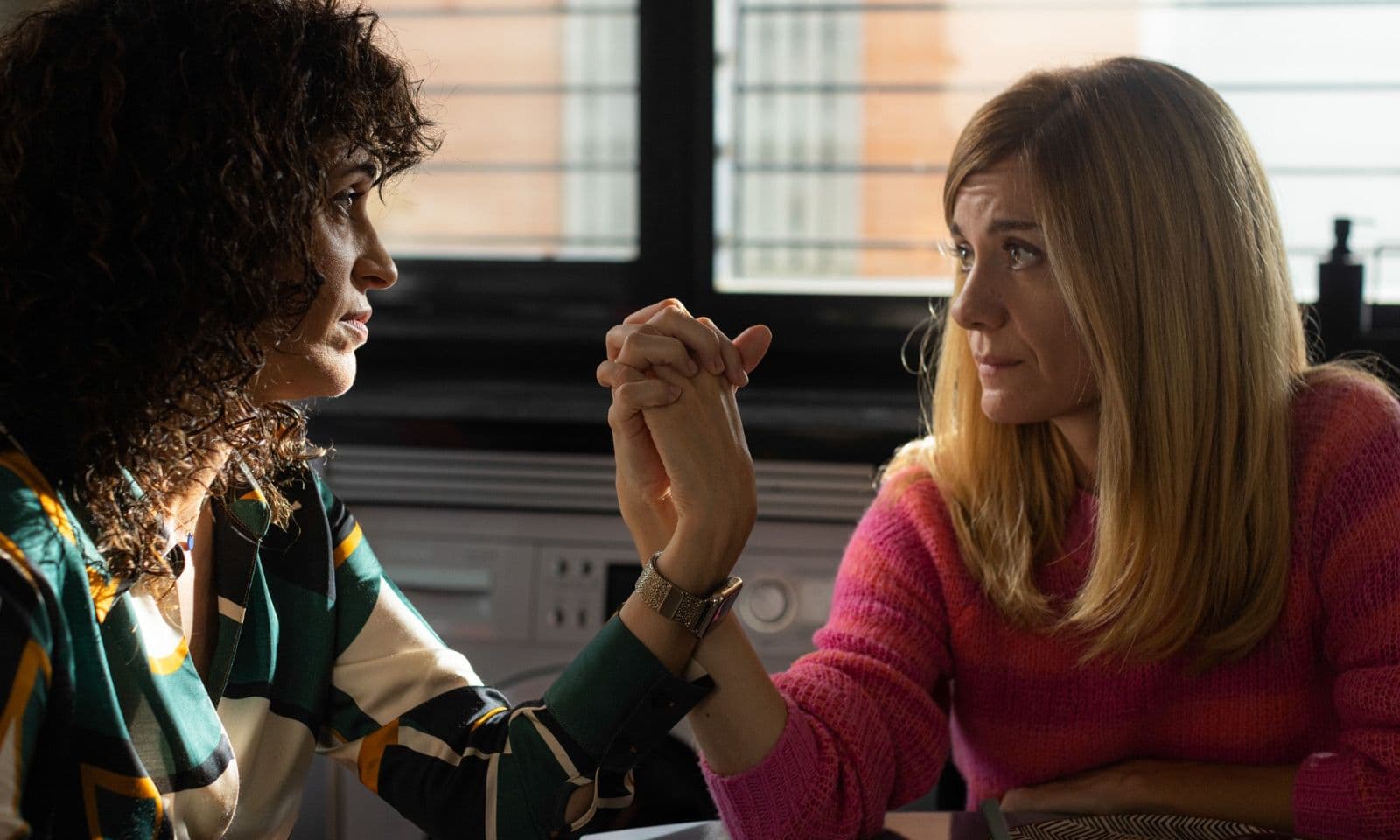 Ruth Gabriel y Alexandra Jiménez en un fotograma de la película 'Tras el verano'