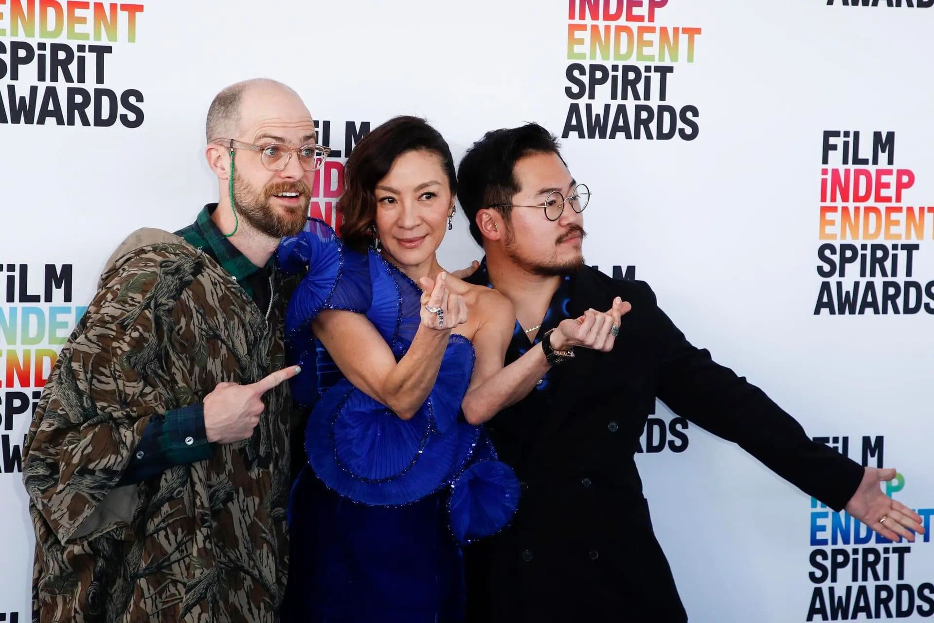Los directores Daniel Scheinert y Daniel Kwan rodean a la actriz Michelle Yeoh en el photocall de los Spirit Awards
